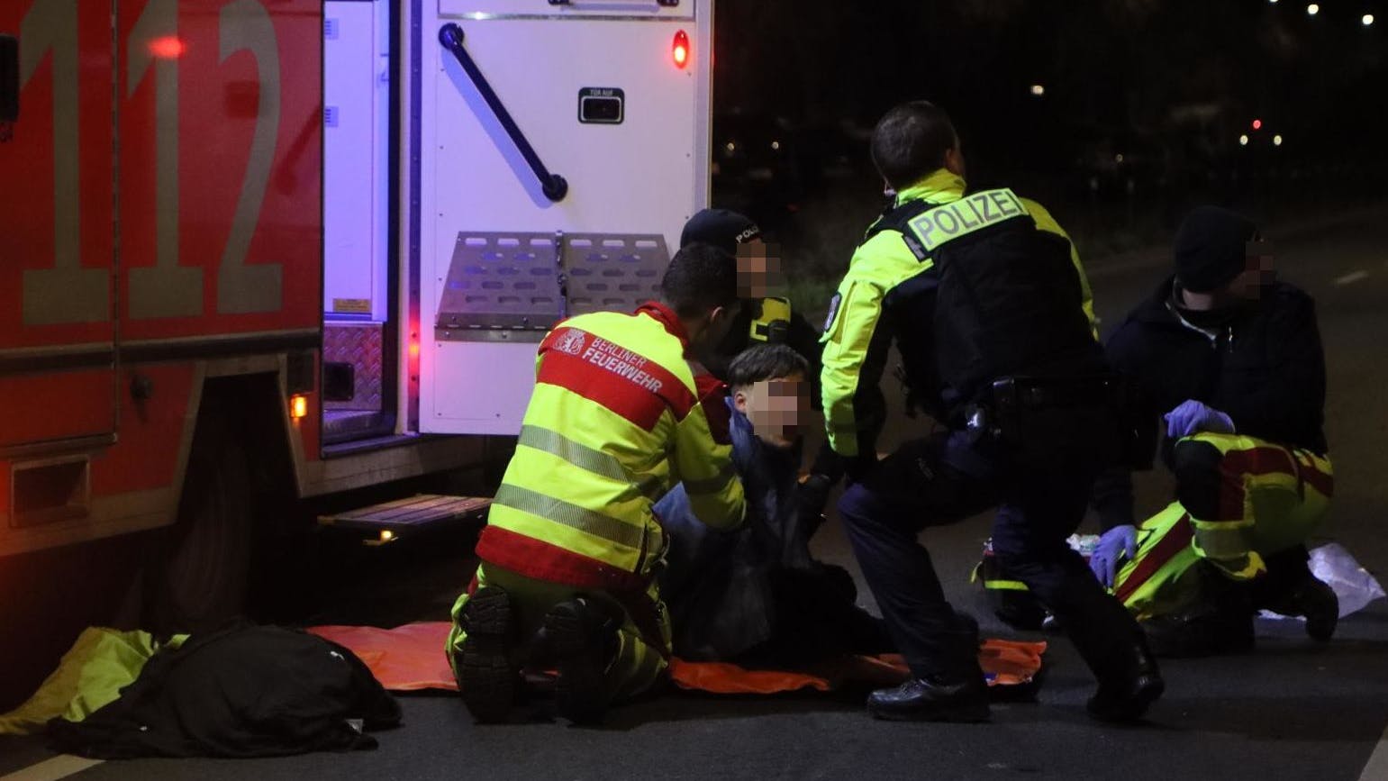 Rettungskräfte versuchen, den Verletzten zu behandeln.