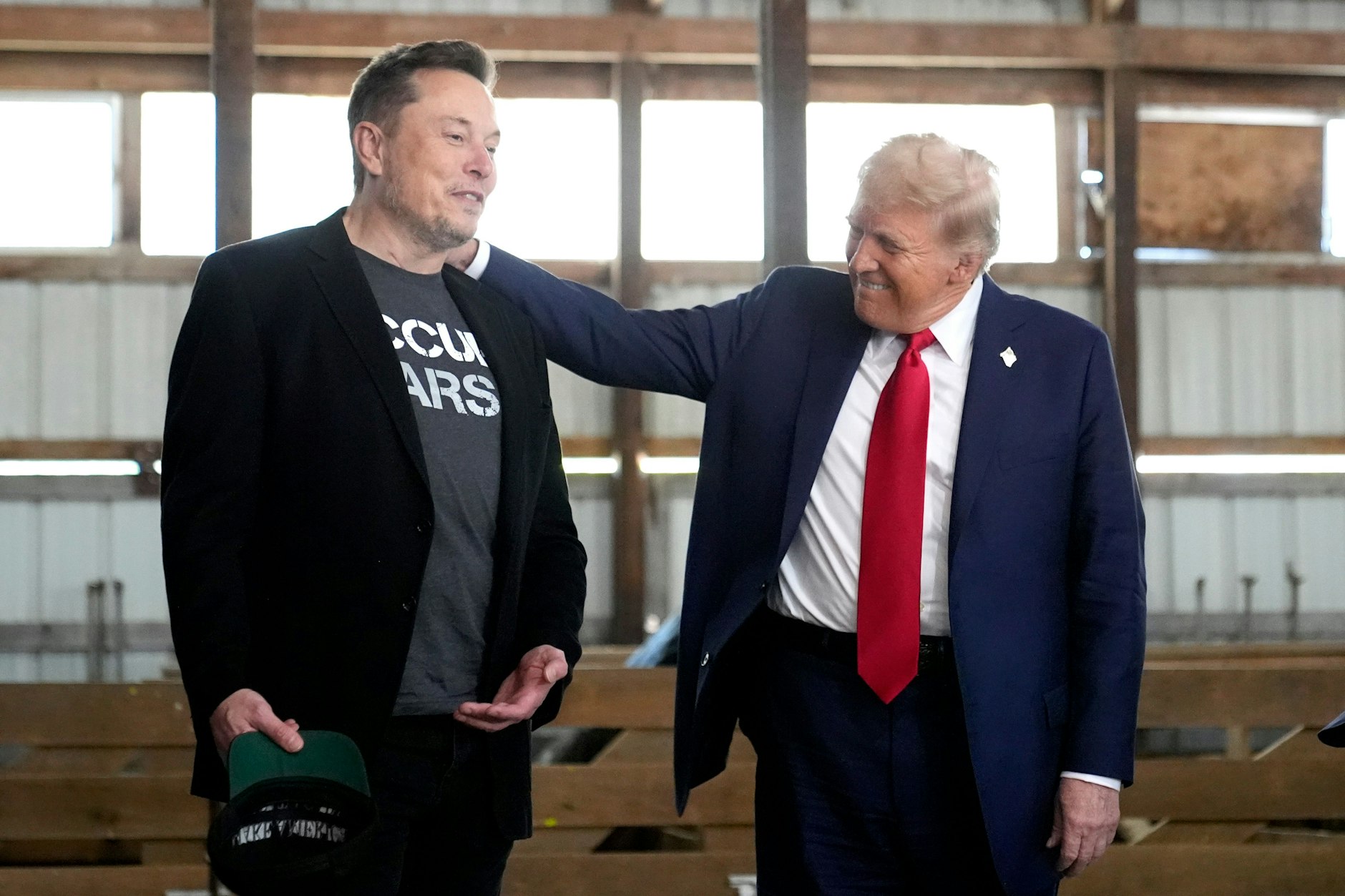 Elon Musk (l.) und Donald Trump werfen der südafrikanischen Regierung einen Angriff auf weiße Landbesitzer vor.