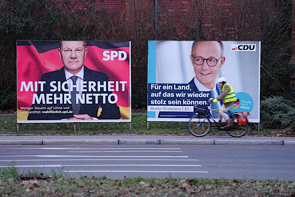 Großflächige Wahlplakate von Bundeskanzler Olaf Scholz (l, SPD) und Friedrich Merz, Unions-Kanzlerkandidat und CDU-Bundesvorsitzender. Heute Abend treffen die beiden es in einer TV-Debatte aufeinander.