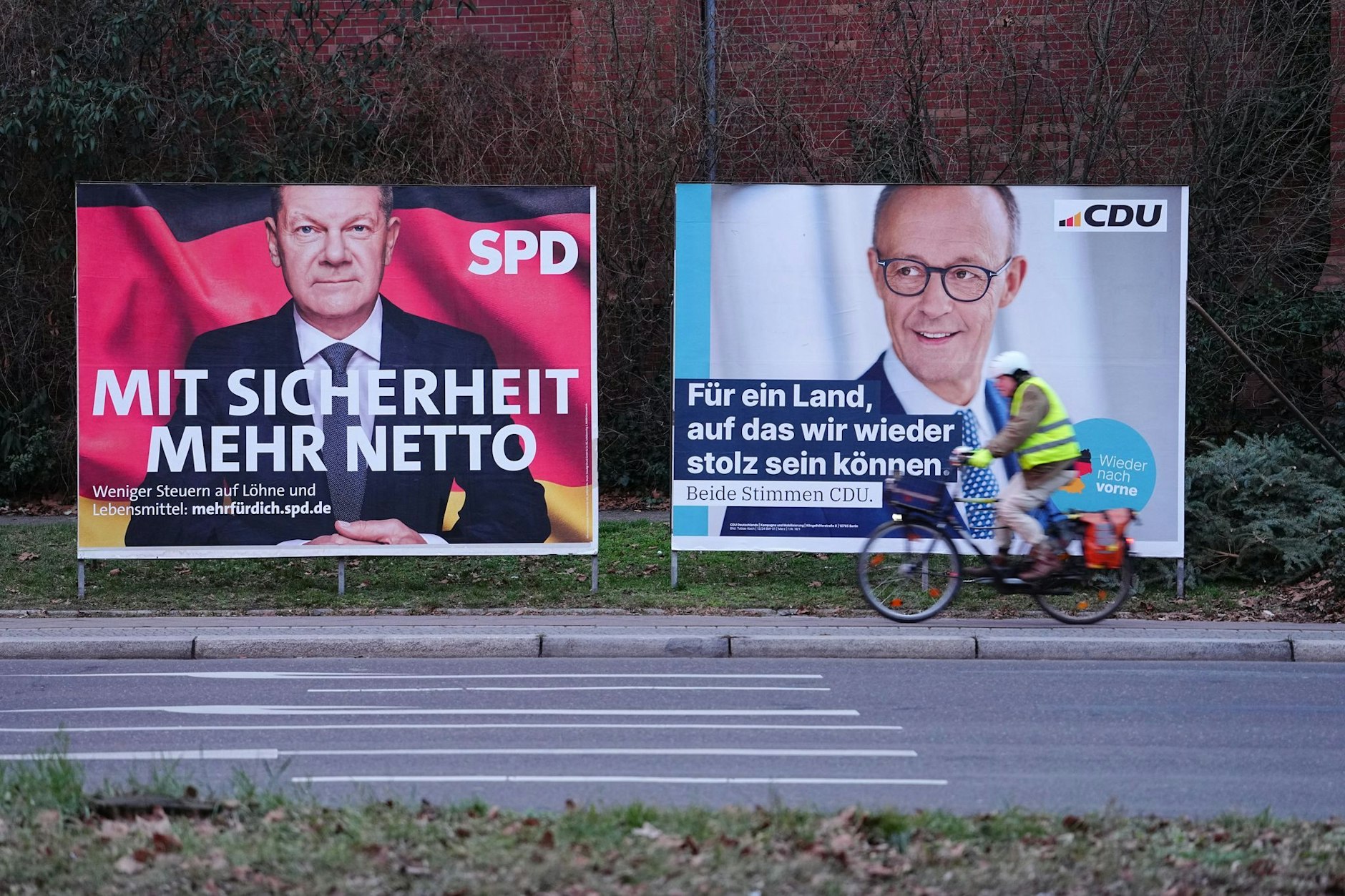 Großflächige Wahlplakate von Bundeskanzler Olaf Scholz (l, SPD) und Friedrich Merz, Unions-Kanzlerkandidat und CDU-Bundesvorsitzender. Heute Abend treffen die beiden es in einer TV-Debatte aufeinander.