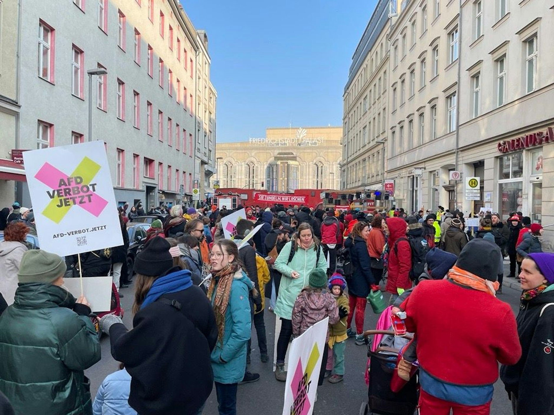 Die Leute versammeln sich vor dem FDP Party Center.