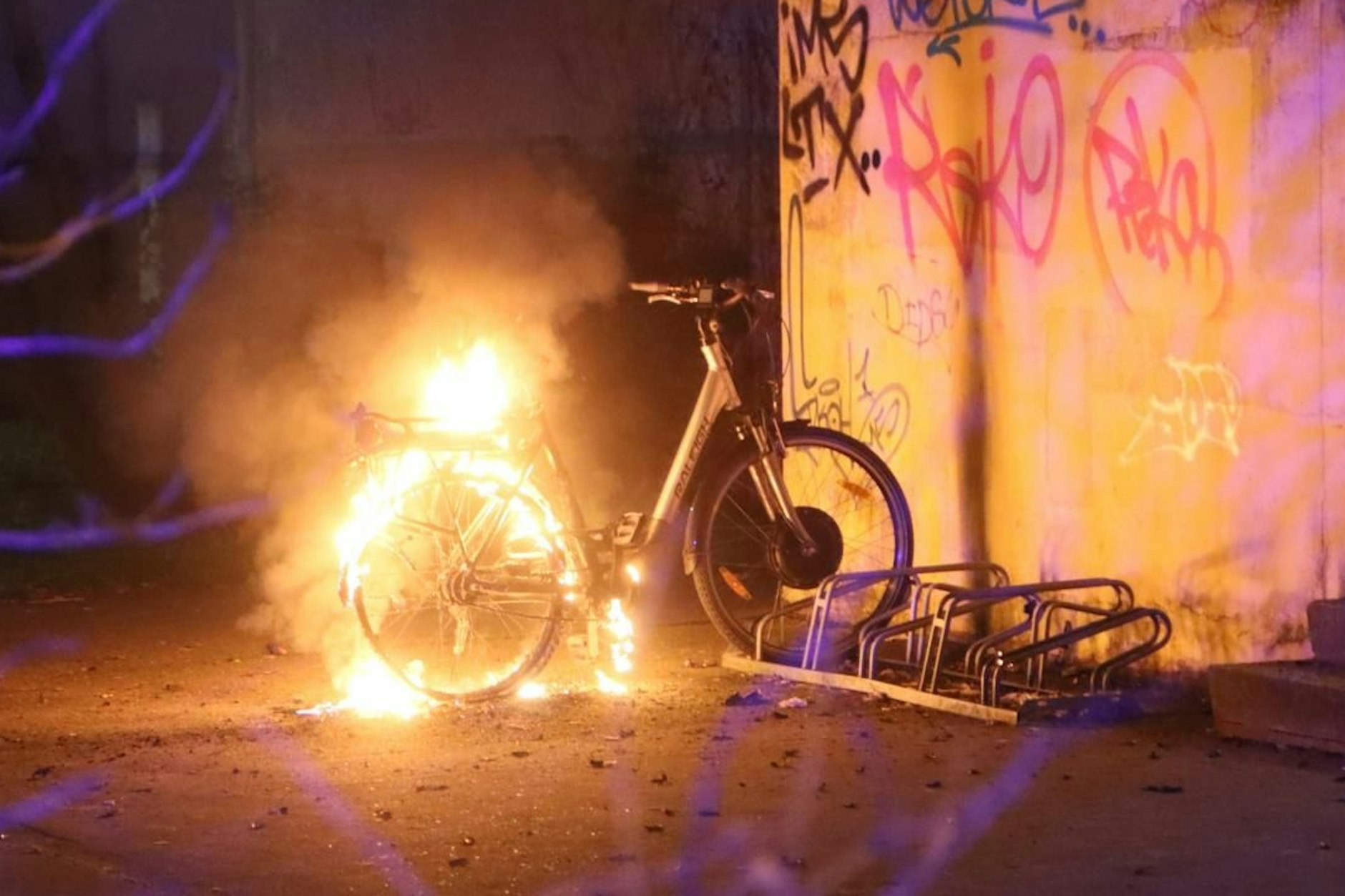 Lichterloh brennt dieses Elektro-Fahrrad vor einem Hauseingang in Berlin-Altglienicke.