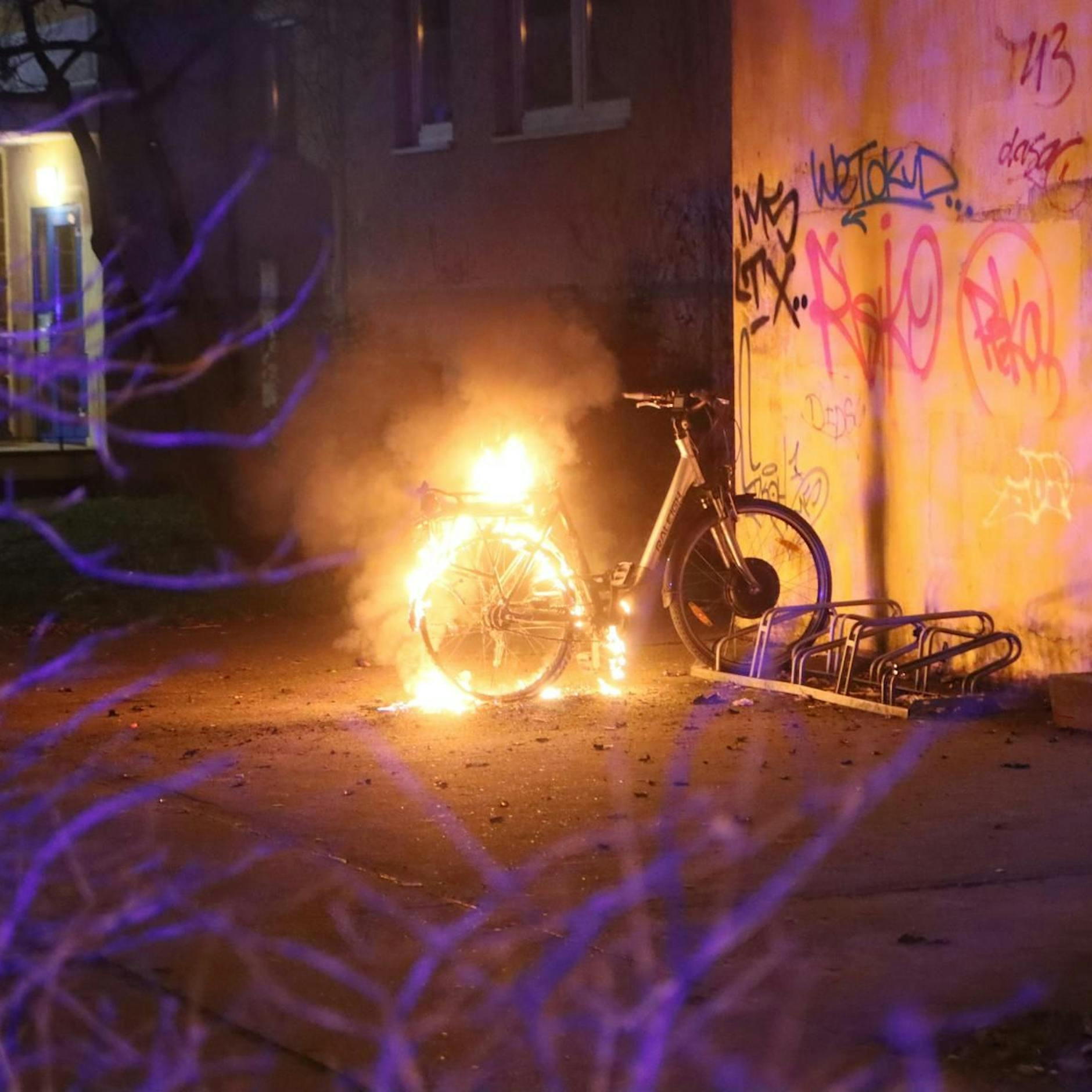 Immer mehr Brände: E-Bikes und E-Roller sind tickende Zeitbomben