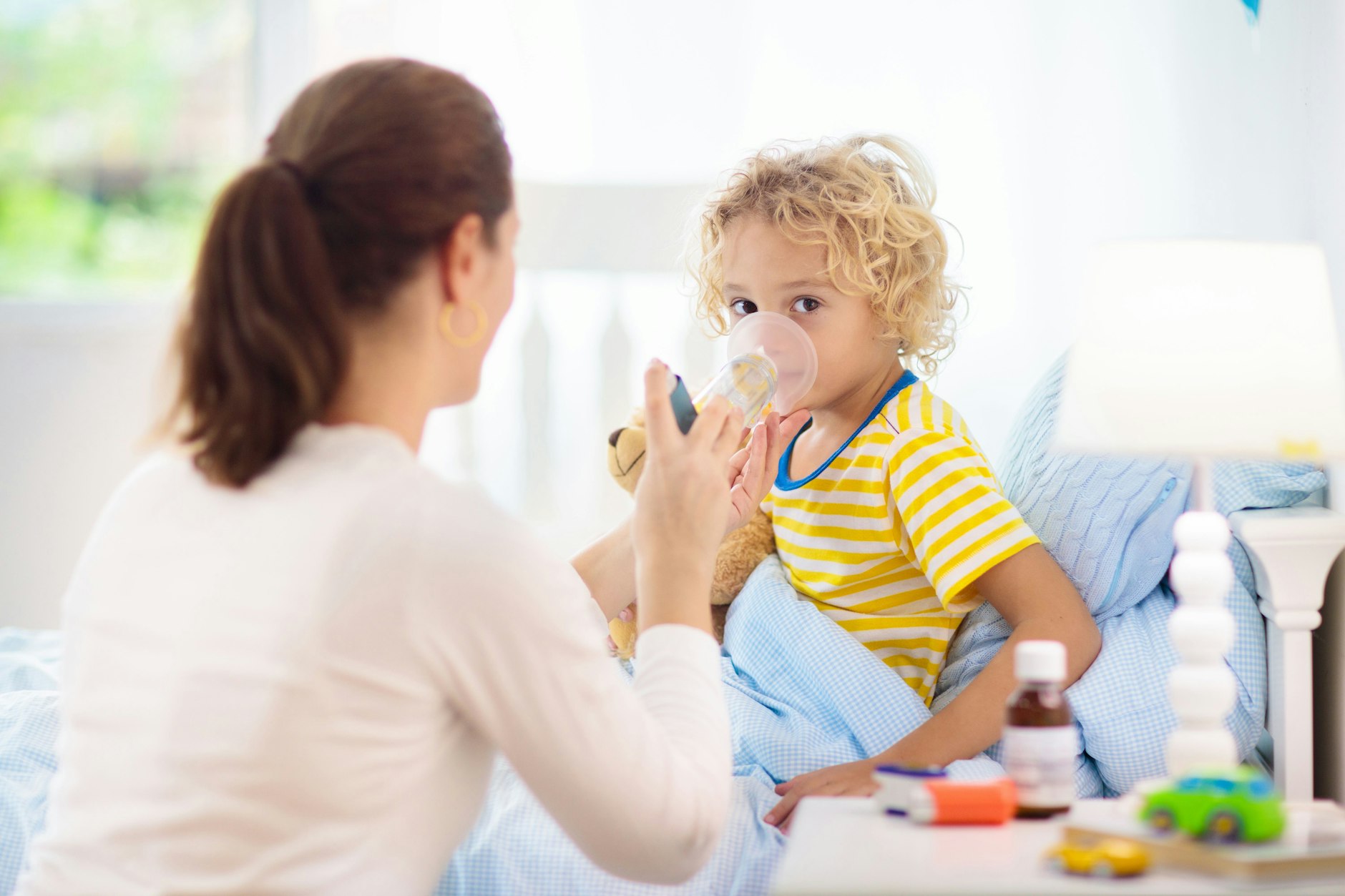 Ist ein Kind unter zwölf Jahren krank, können Eltern, die es betreuen, Kinderkrankengeld bekommen.