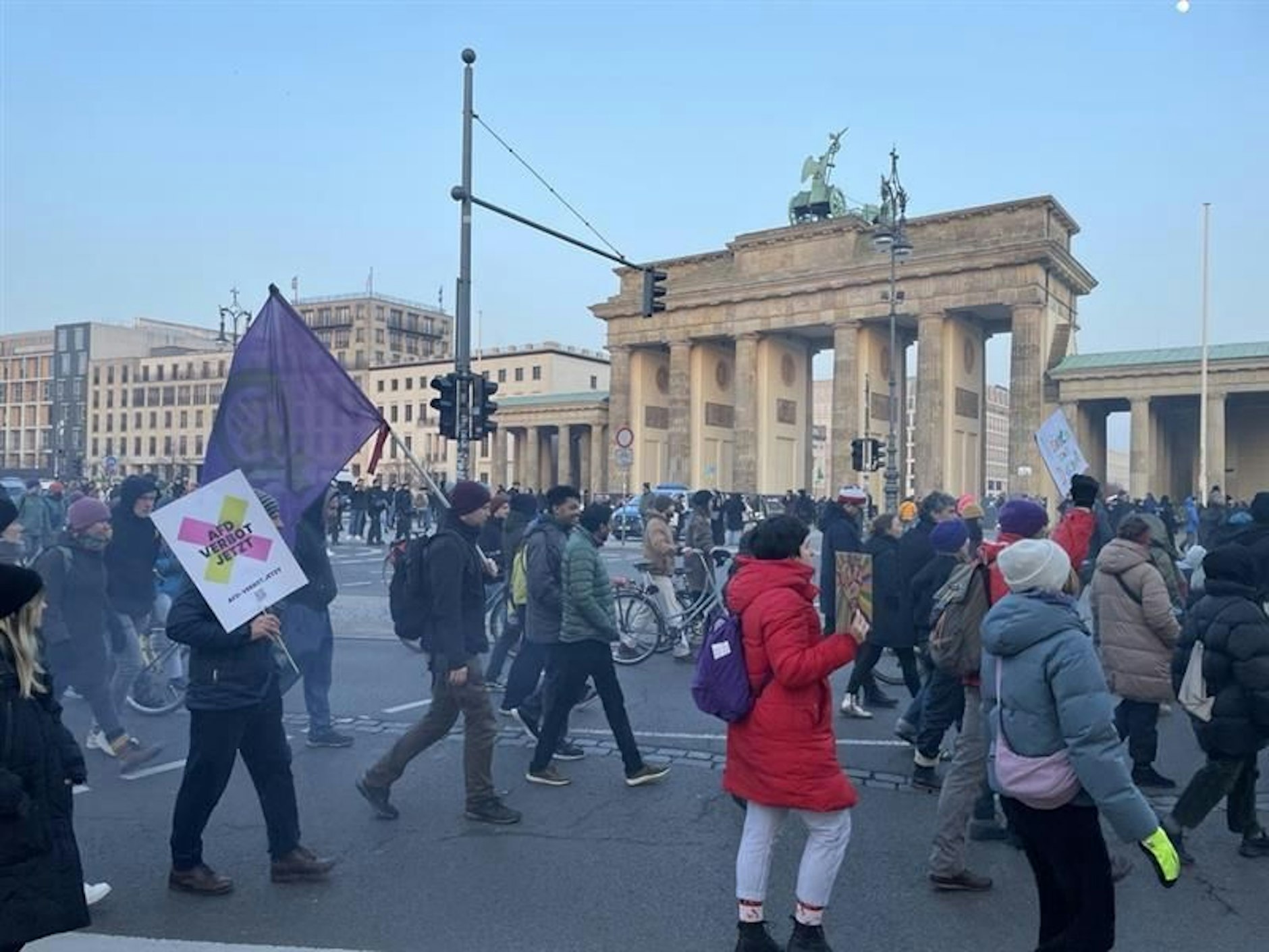 Die Demo passt an das Brandenburg -Tor.