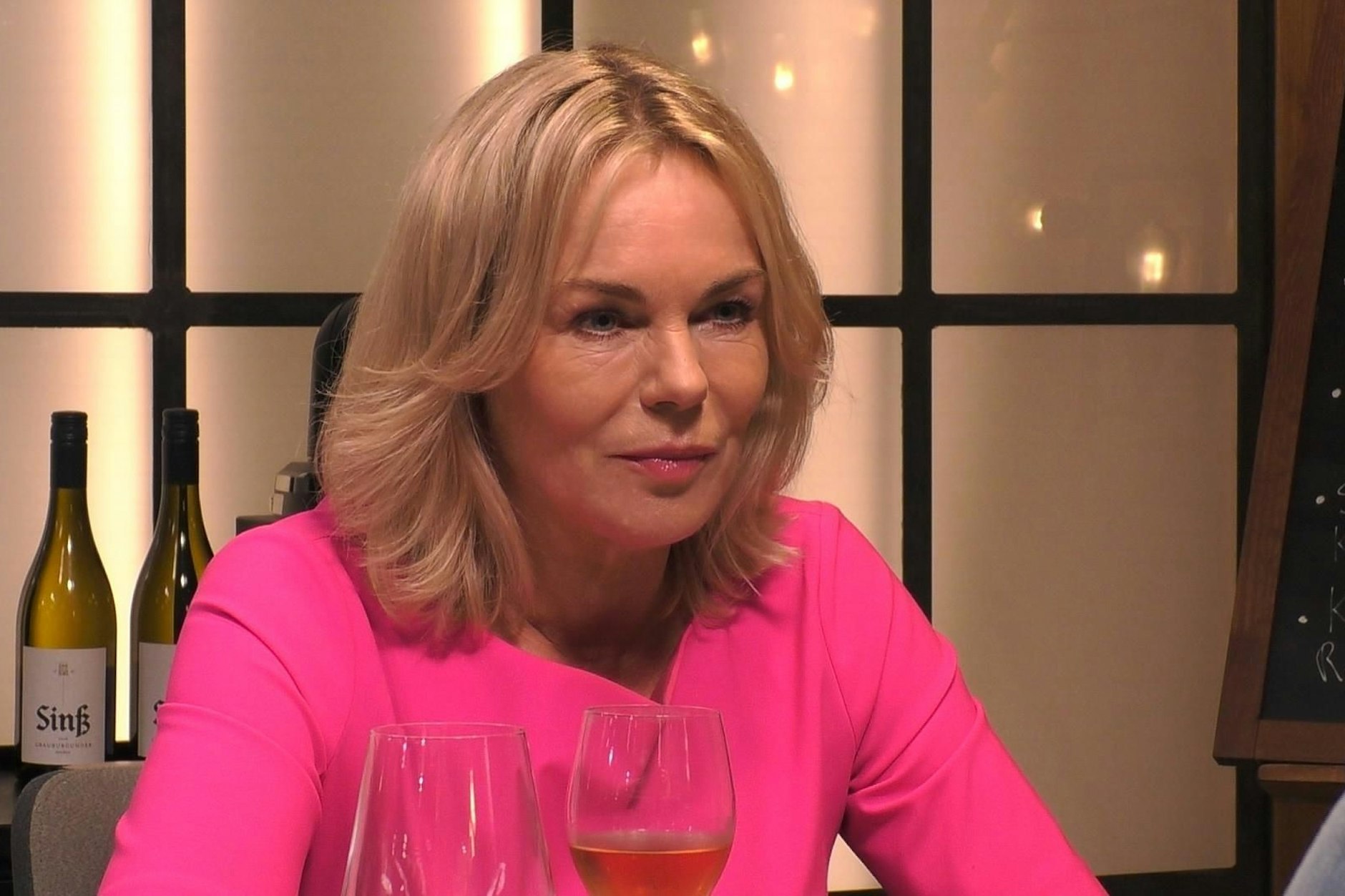 Saskia Valencia ist nur wenig begeistert von ihrem Date-Partner bei „Promi First Dates“.