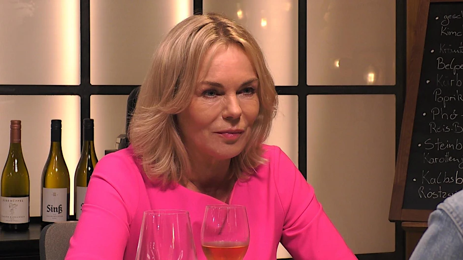 Saskia Valencia ist nur wenig begeistert von ihrem Date-Partner bei „Promi First Dates“.