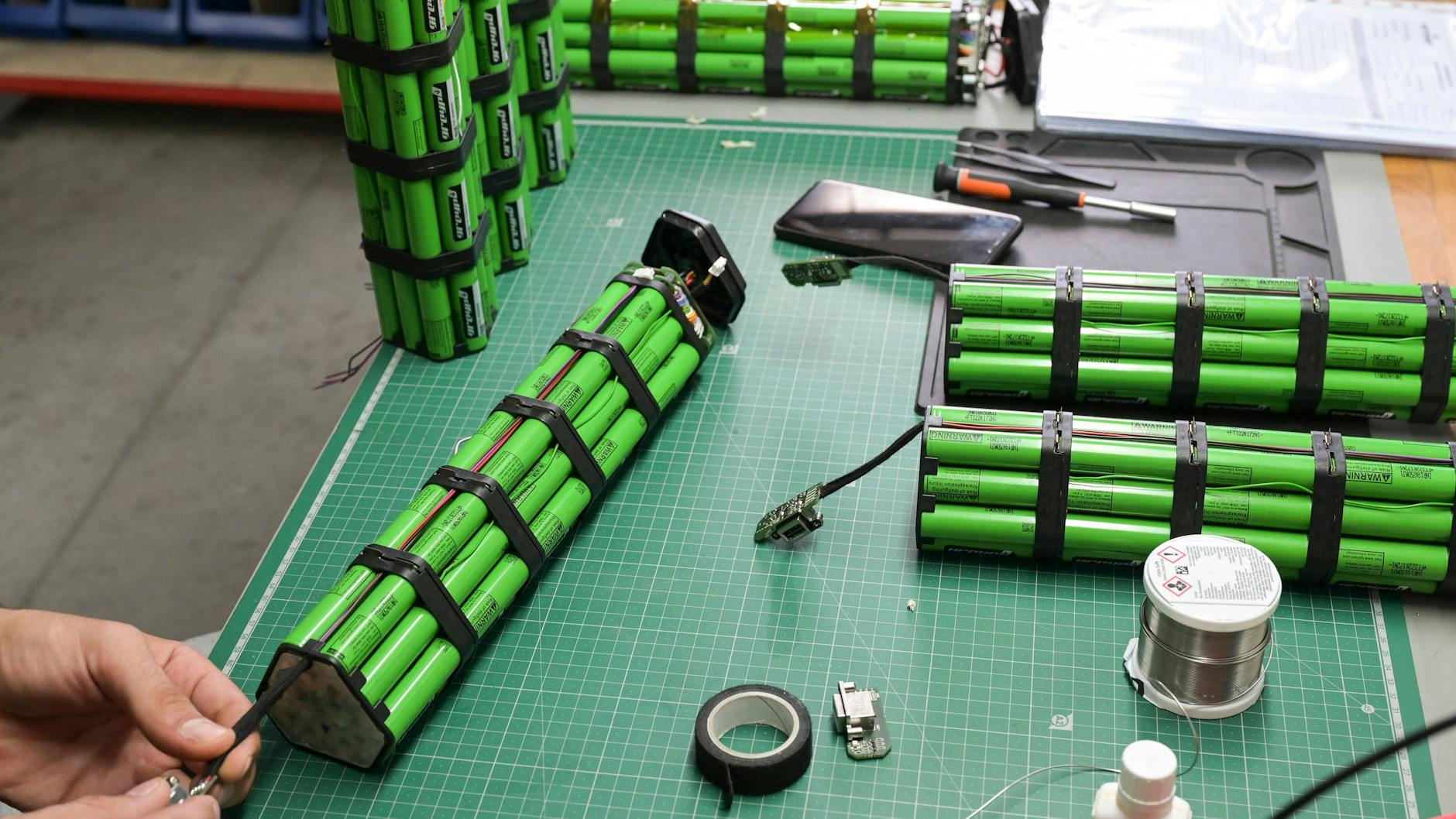 So sehen die tickenden Zeitbomben von Innen aus. Die Akkus bestehen aus vielen Batterie-Zellen.