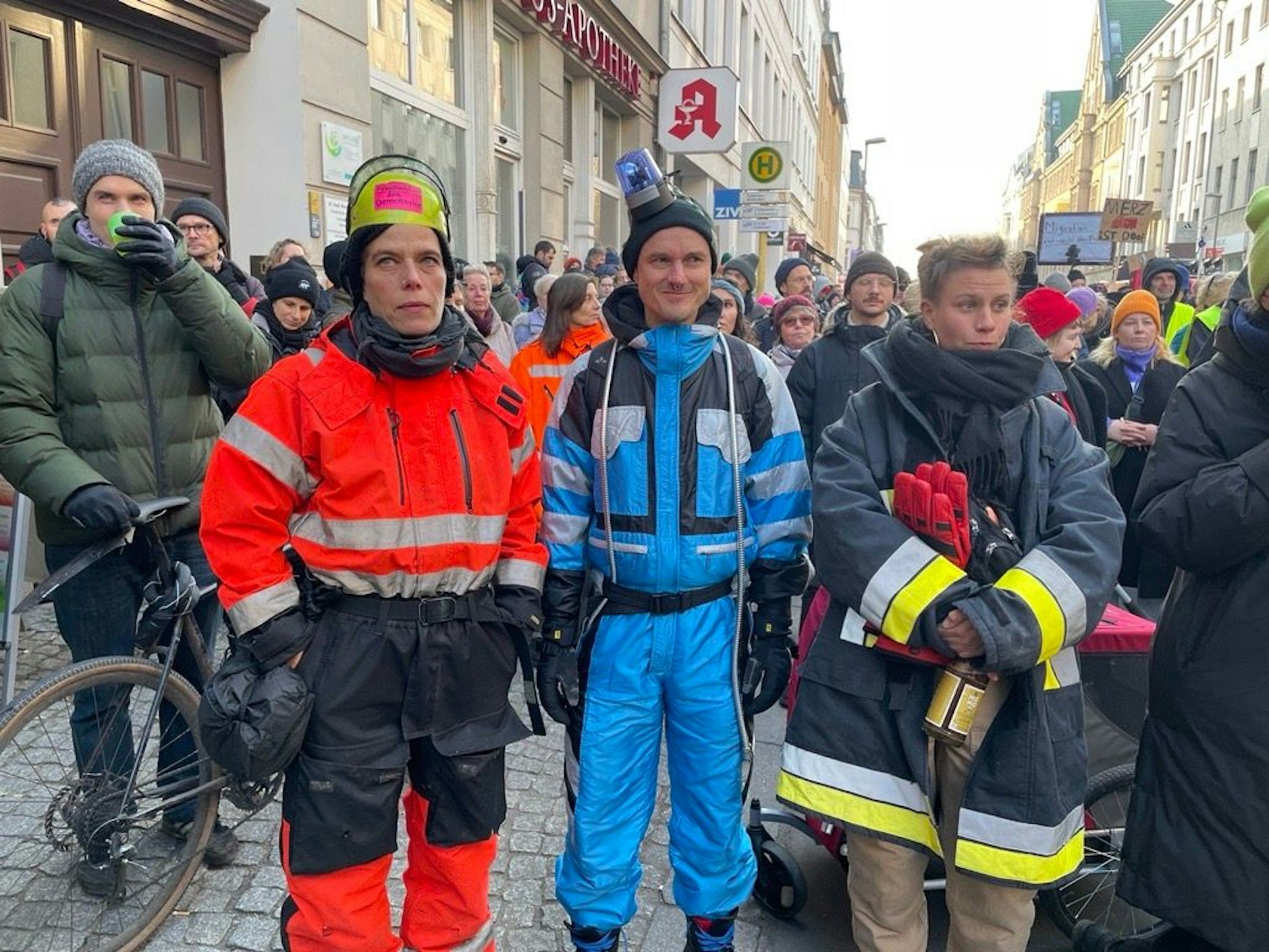 Viele Demonstranten kleiden sich als Feuerwehrleute.