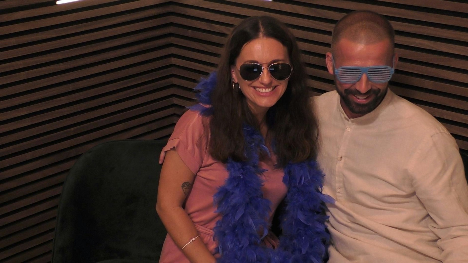 Benny und Caro kommen sich in der Fotobox näher.