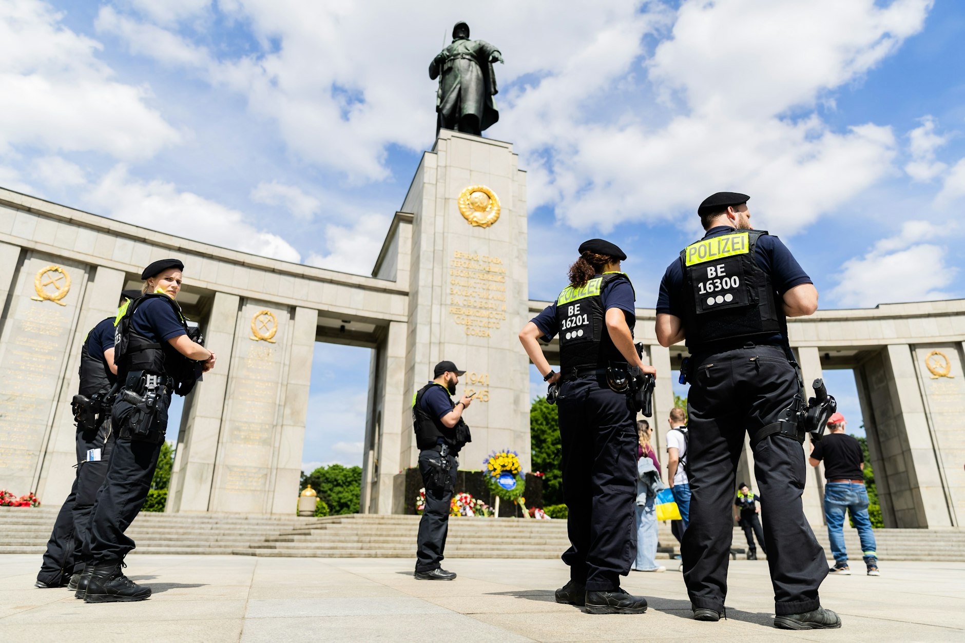 Polizisten sichern am 8. Mai 2024 das Sowjetische Ehrenmal im Tiergarten. Mit der Kapitulation der deutschen Wehrmacht endete 1945 der Zweite Weltkrieg in Europa.