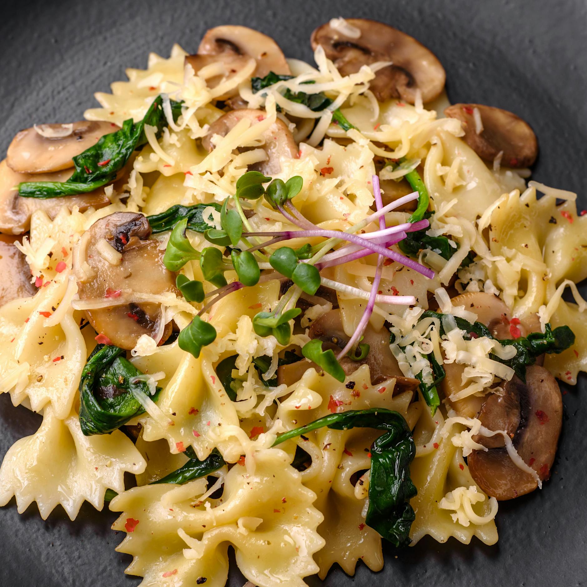 Rezept für herzhafte Pilzpfanne mit Nudeln – so cremig, so lecker!