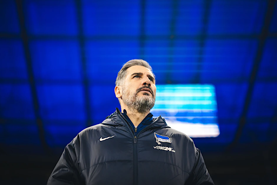 Schon beim Betreten des Olympiastadions wurde Hertha-Trainer Cristian Fiél von den eigenen Fans ausgepfiffen.