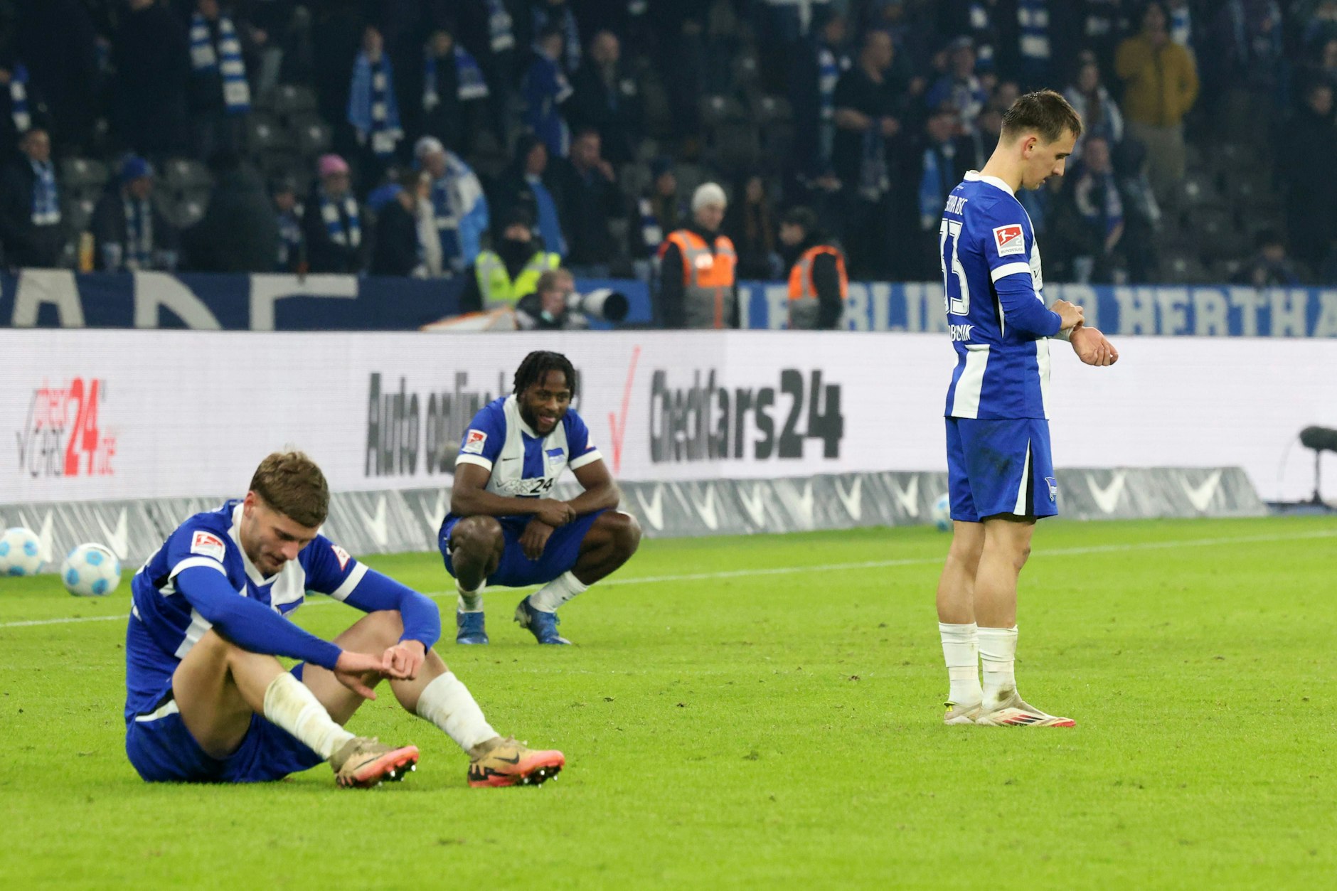 Wieder eine Heimpleite. Auch gegen Kaiserslautern sprang für die Hertha im Olympiastadion nichts Zählbares heraus. Marton Dardai, Deyo Zeefuik und Michal Karbownik (v.l.) können es nicht fassen.