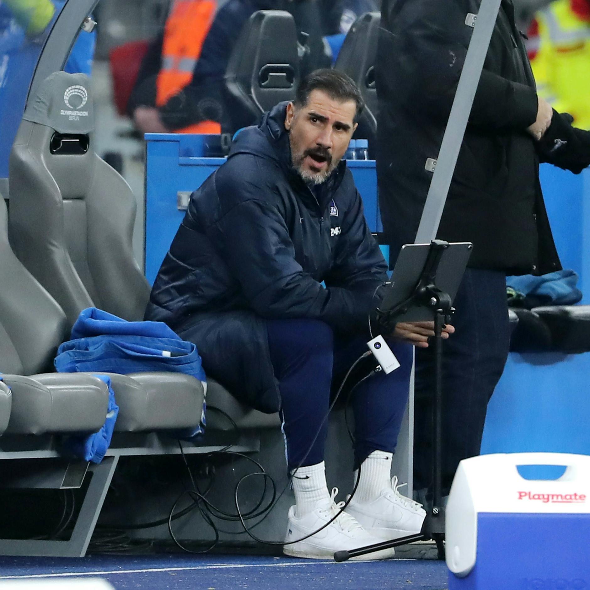 Cristian Fiel und Herthas Trainerbank - richtig viel passt da nicht.