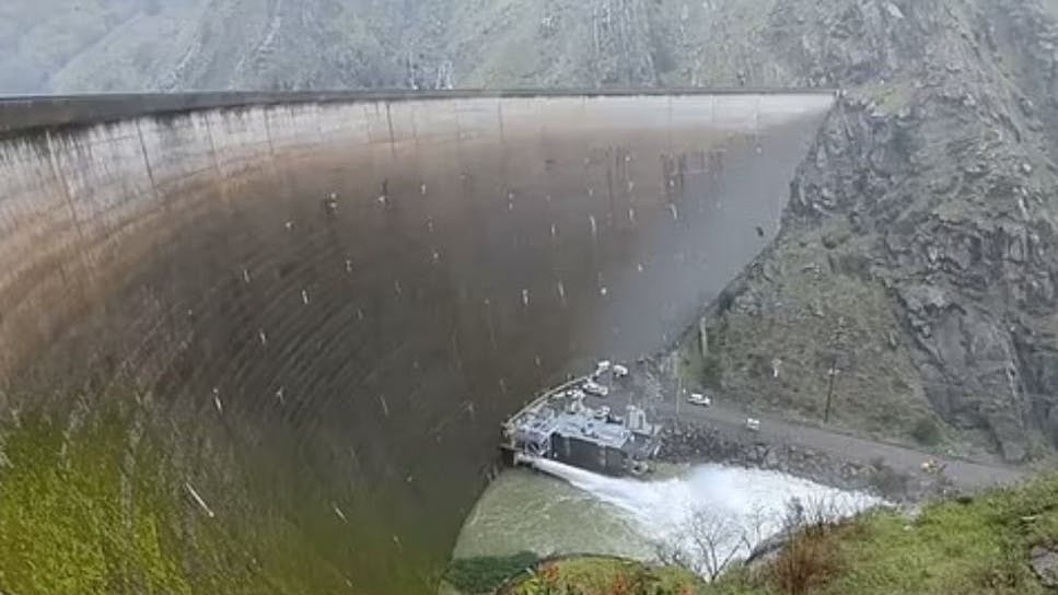 Wird der „Stöpsel“ gezogen, fließt das Wasser durch ein unterirdisches Betonrohr ab und schießt auf der andere Seite des Monticello-Dammes heraus.