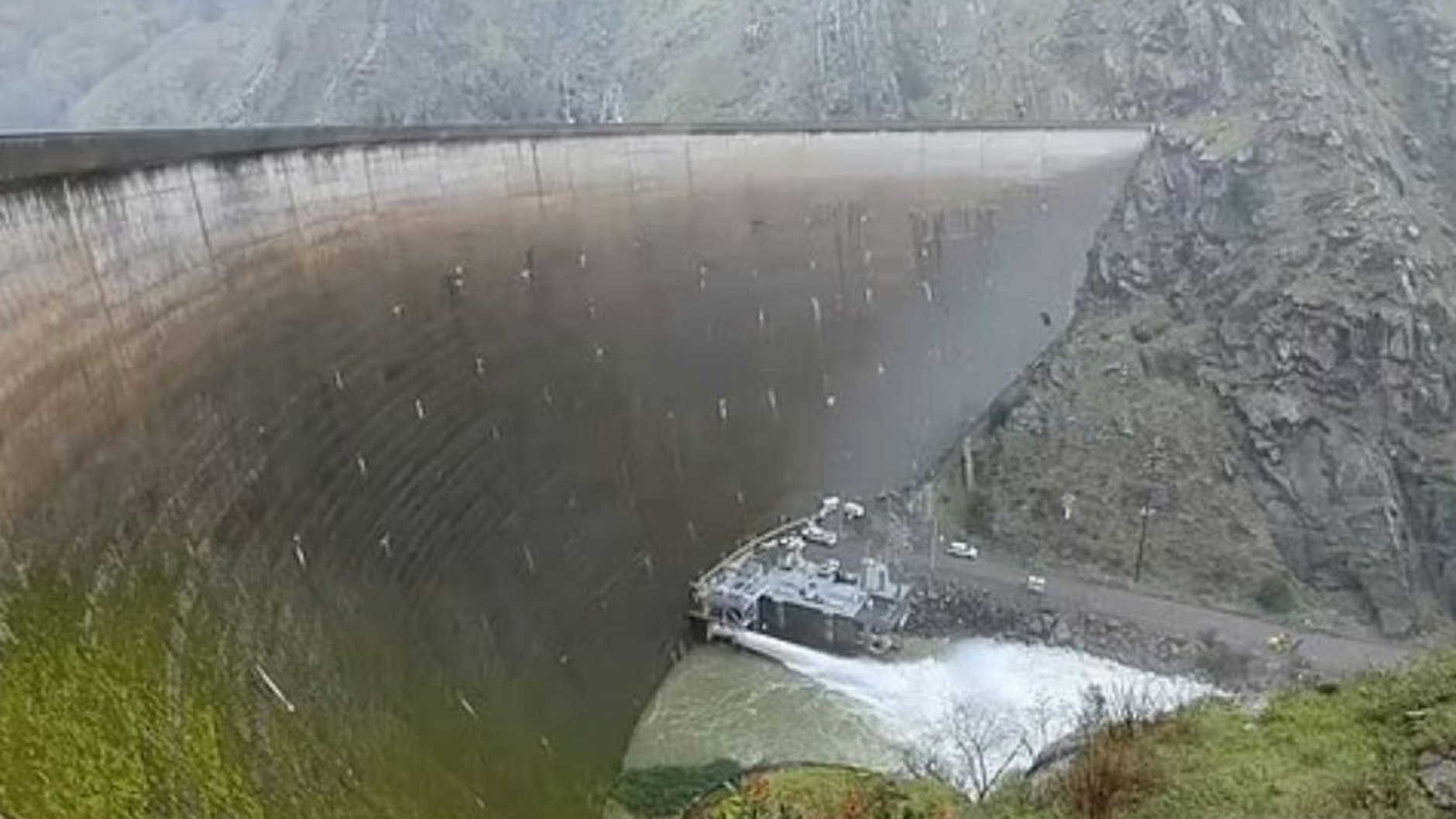 Wird der „Stöpsel“ gezogen, fließt das Wasser durch ein unterirdisches Betonrohr ab und schießt auf der andere Seite des Monticello-Dammes heraus.