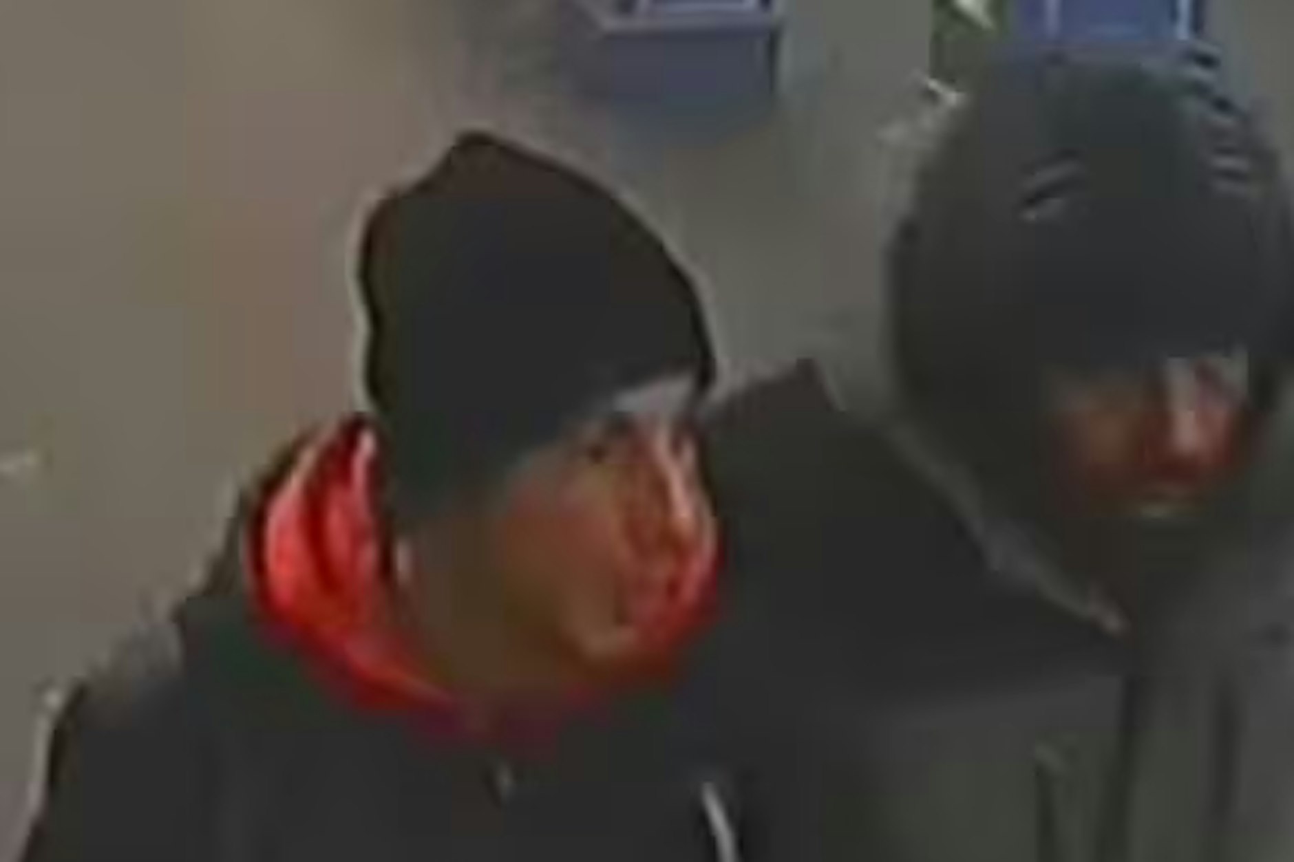 Das sind die gesuchten Männer. Sie sollen Portemonnaie-Räuber sein.