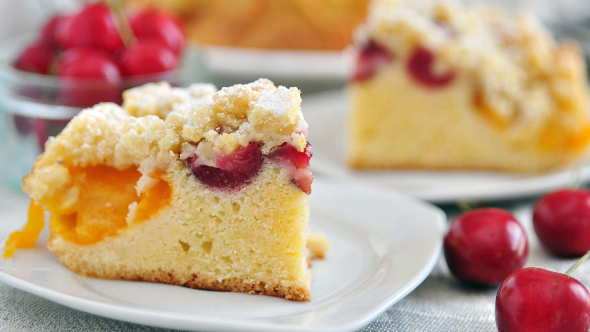 Bei den Obstsorten kann man bei dem Kuchen variieren, oder mischen, wie hier Aprikosen und Kirschen.