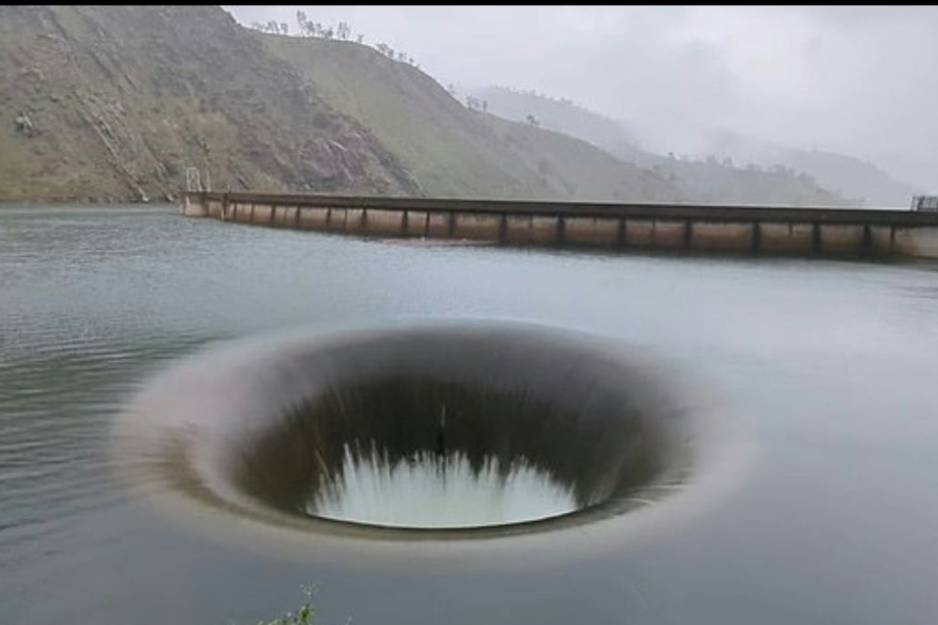 Der Überlaufschutz erzeugt einen Wasserstrudel, der aussieht, als hätte man einen Stöpsel aus der Badewanne gezogen.