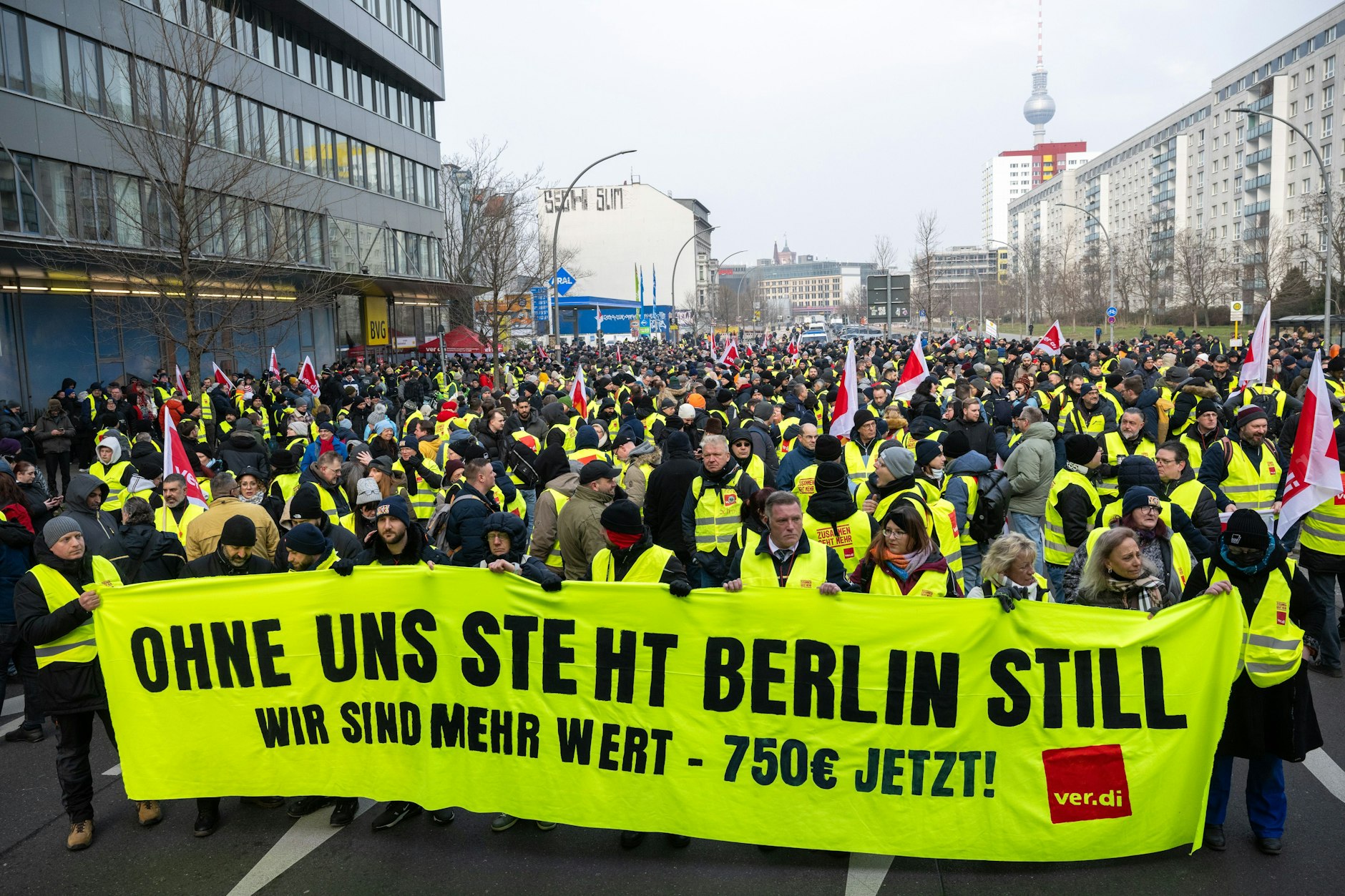 Rallye am 10. Februar vor dem Trias-Gebäude in der Holzmarktstraße: BVG-Mitarbeiter benötigt für jede der 16.600 Mitarbeiter erhebliche Lohnerhöhungen von 750 Euro mehr pro Monat.