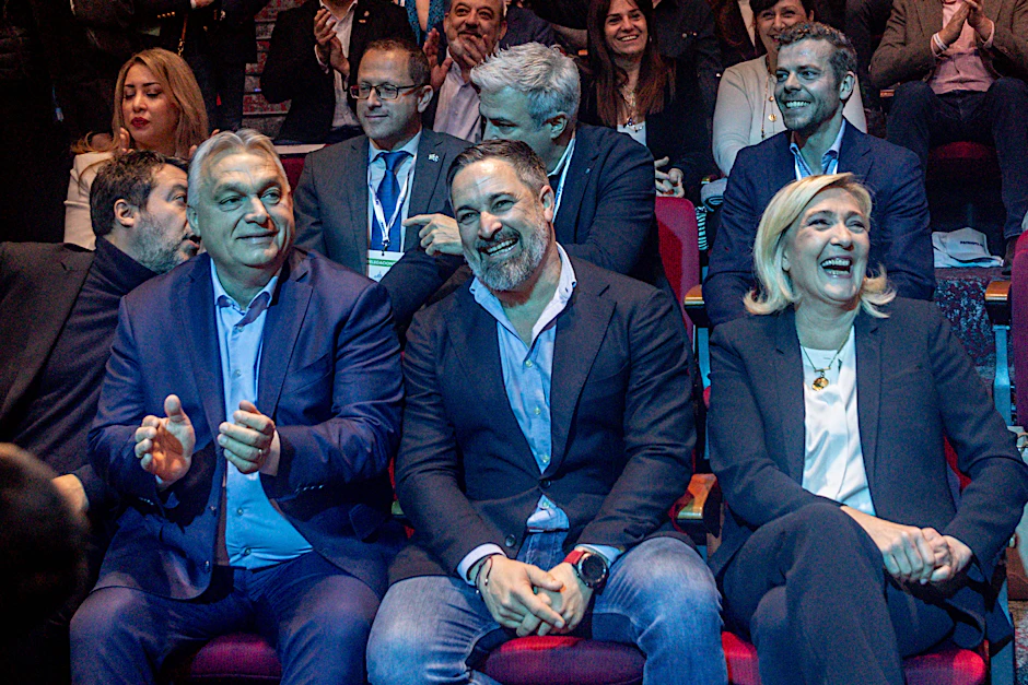 Stelldichein der europäischen Rechten: Viktor Orbán, Santiago Abascal und Marine Le Pen auf der MEGA-Konferenz in Madrid.