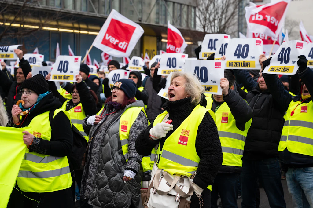 Der Warnstreik läuft noch, da droht Verdi schon mit Mega-Streik!