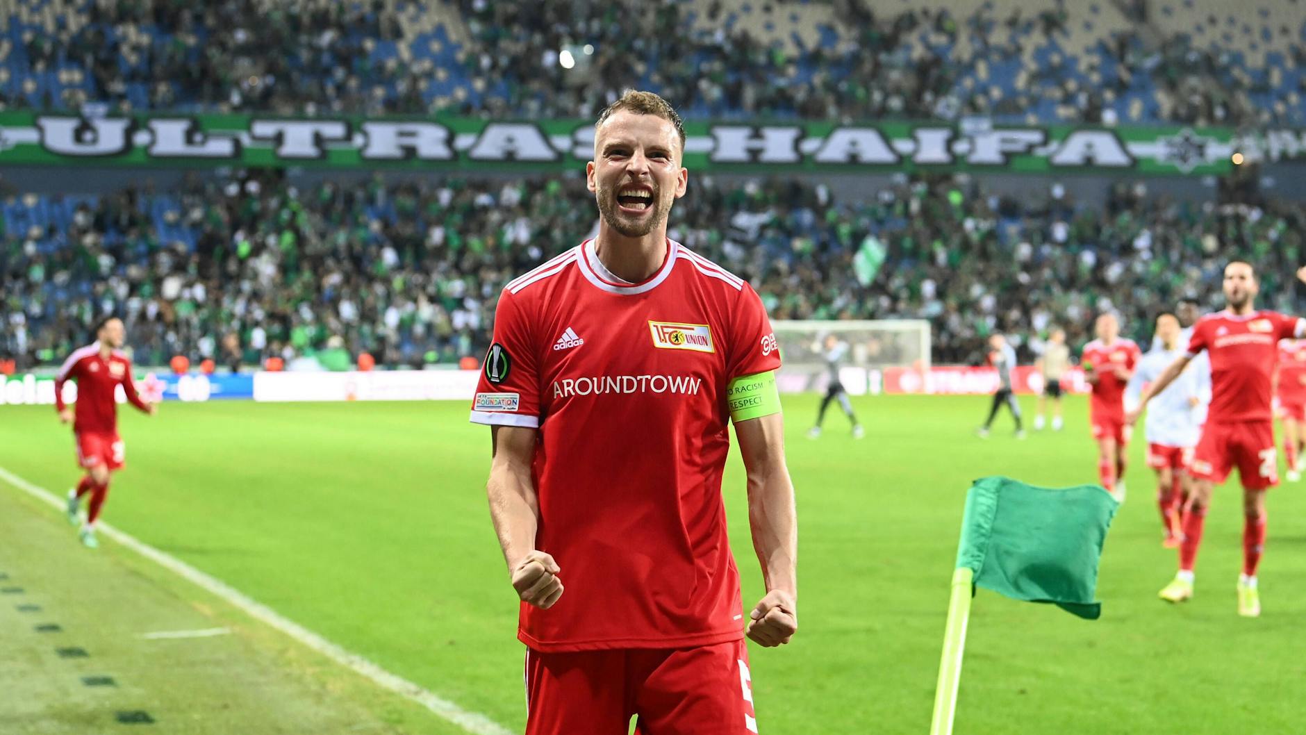 Marvin Friedrich jubelt im Spiel des 1. FC Union der Conference League bei Maccabi Haifa am 25. November 2021 ausgelassen.