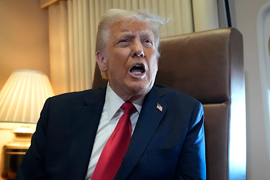 US-Präsident Donald Trump spricht zu Reportern an Bord der Air Force One. 