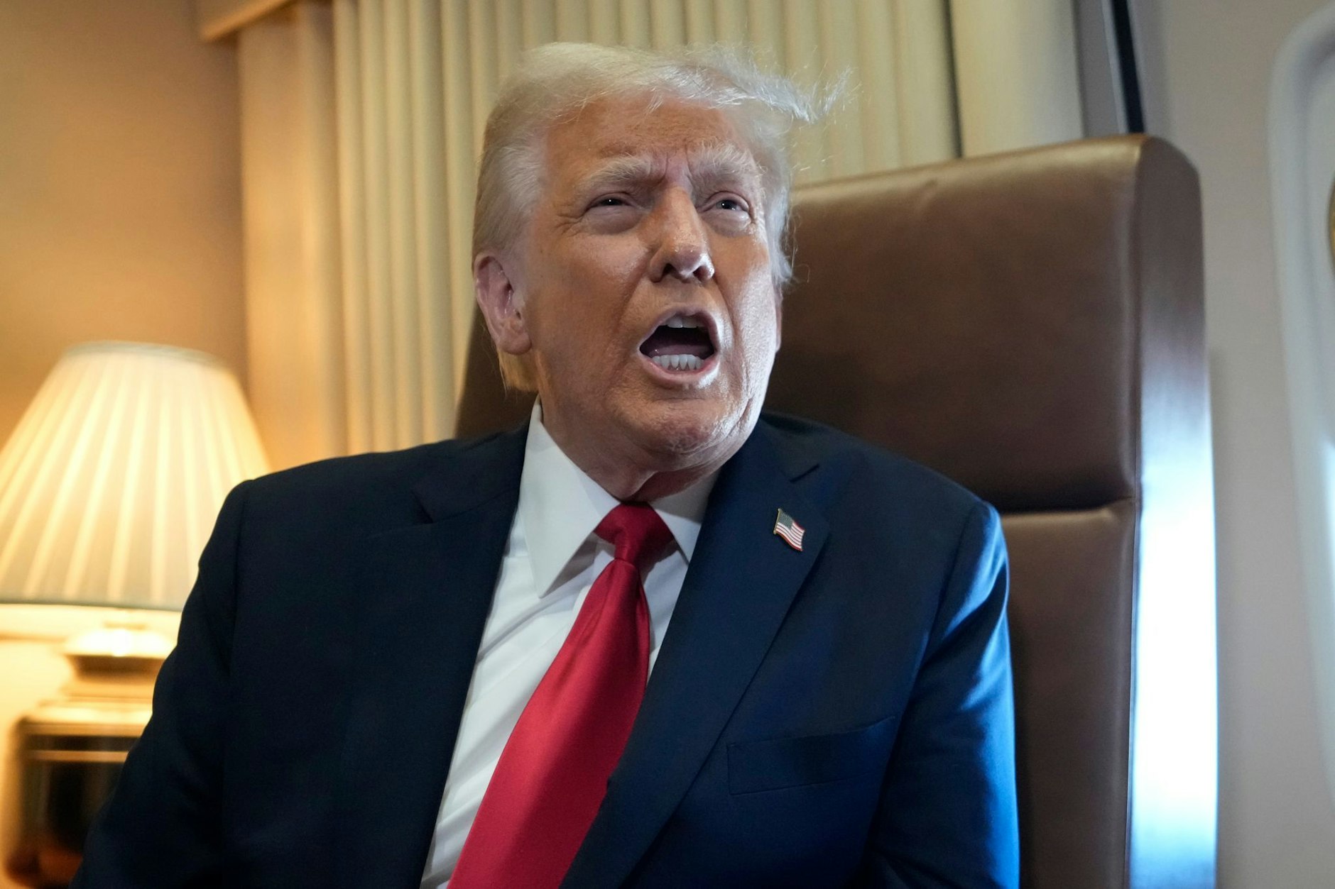 US-Präsident Donald Trump spricht zu Reportern an Bord der Air Force One.