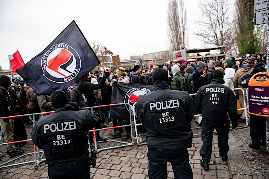 Gegenprotest zur rechtsradikalen Demonstration in Friedrichshain am 14. Dezember 2024.