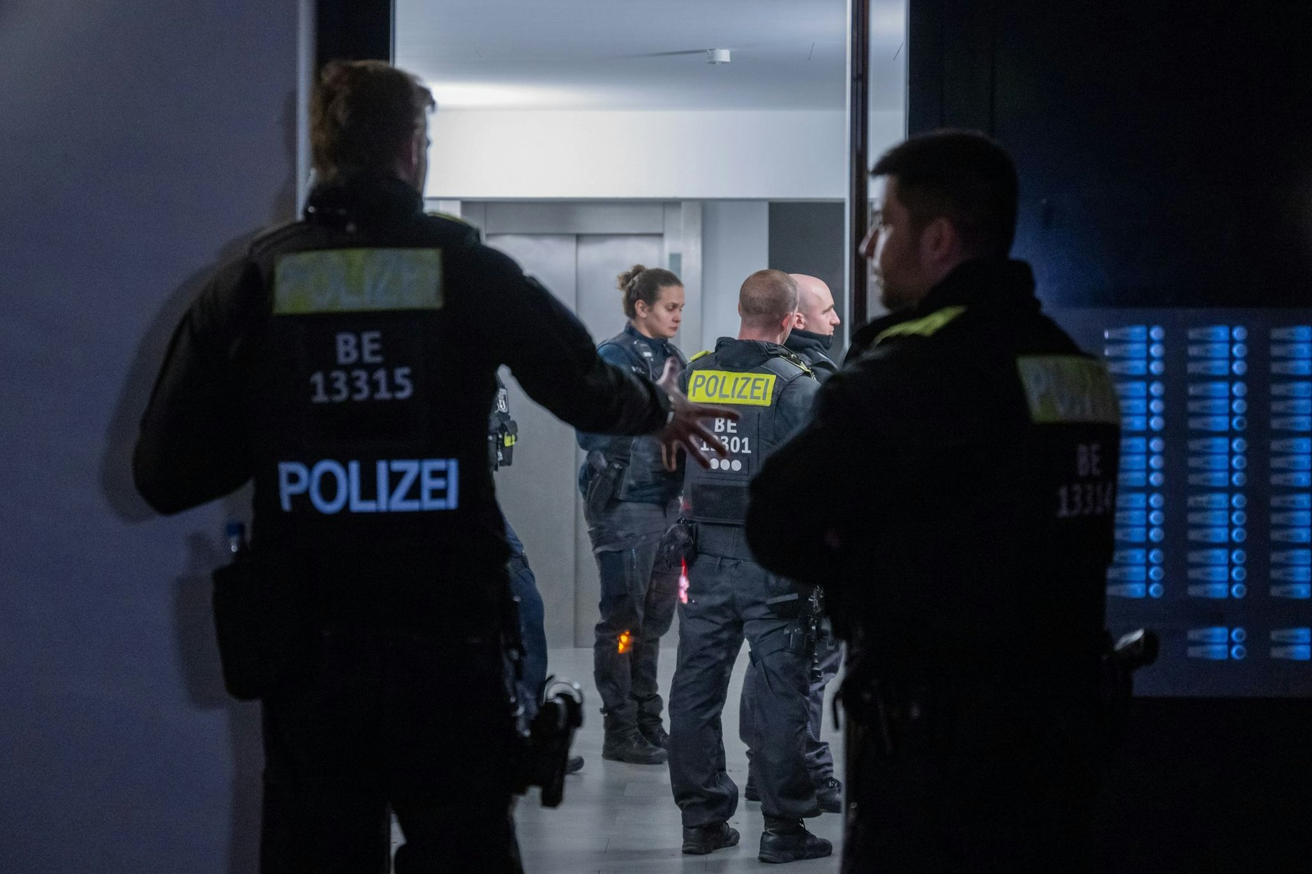 Polizisten stehen nach einem Tötungsdelikt vor einem Mehrfamilienhaus im Stadtteil Marzahn.