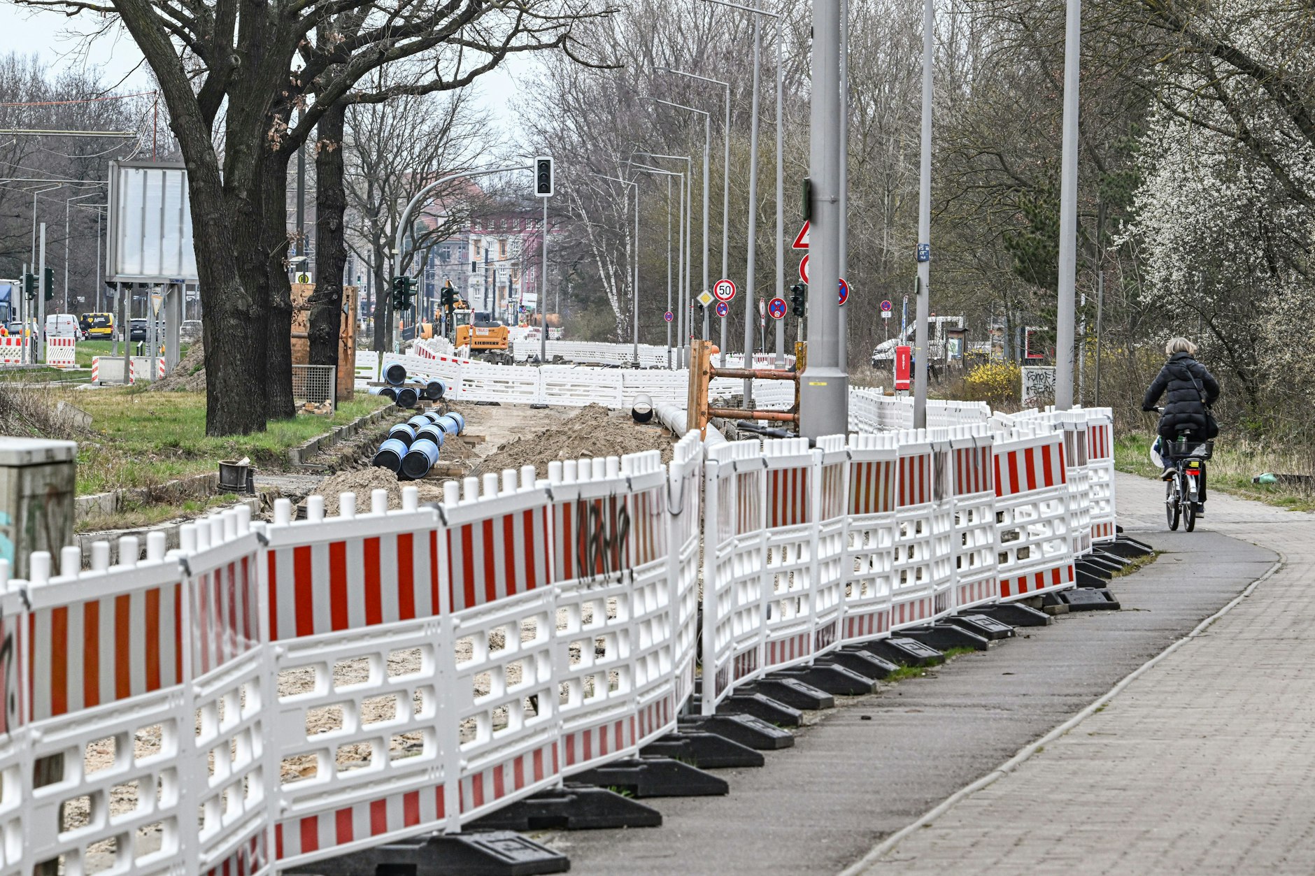 Auf der Treskowallee in Treptow-Köpenick wird seit November 2023 gebaut. Die Fertigstellung verzögert sich erneut.