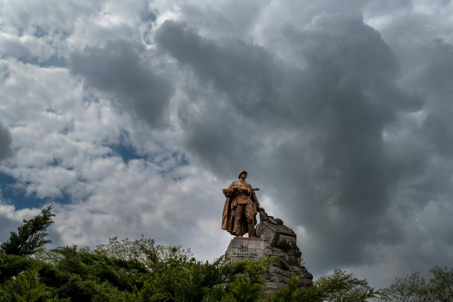 Sowjetisches Ehrenmal auf den Seelower Höhen. Die Schlacht um die Seelower Höhen eröffnete im April 1945 die Schlacht der Roten Armee um Berlin am Ende des Zweiten Weltkrieges. Der auch als Schlacht an der Oder bezeichnete Großkampf bedeutete das Ende der deutschen Ostfront.