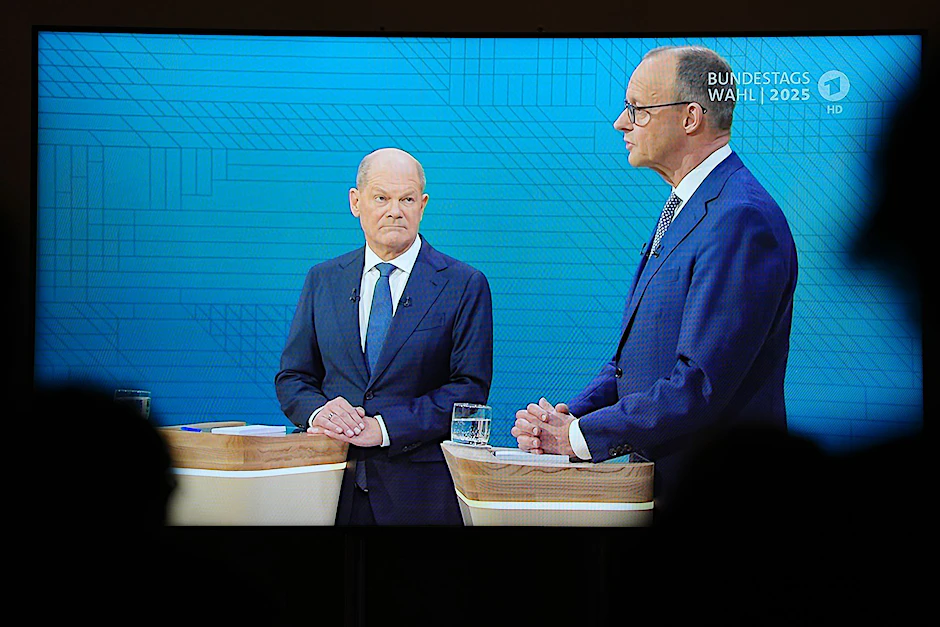 Olaf Scholz (SPD) und Friedrich Merz (CDU) beim TV-Duell, übertragen aus Berlin-Adlershof