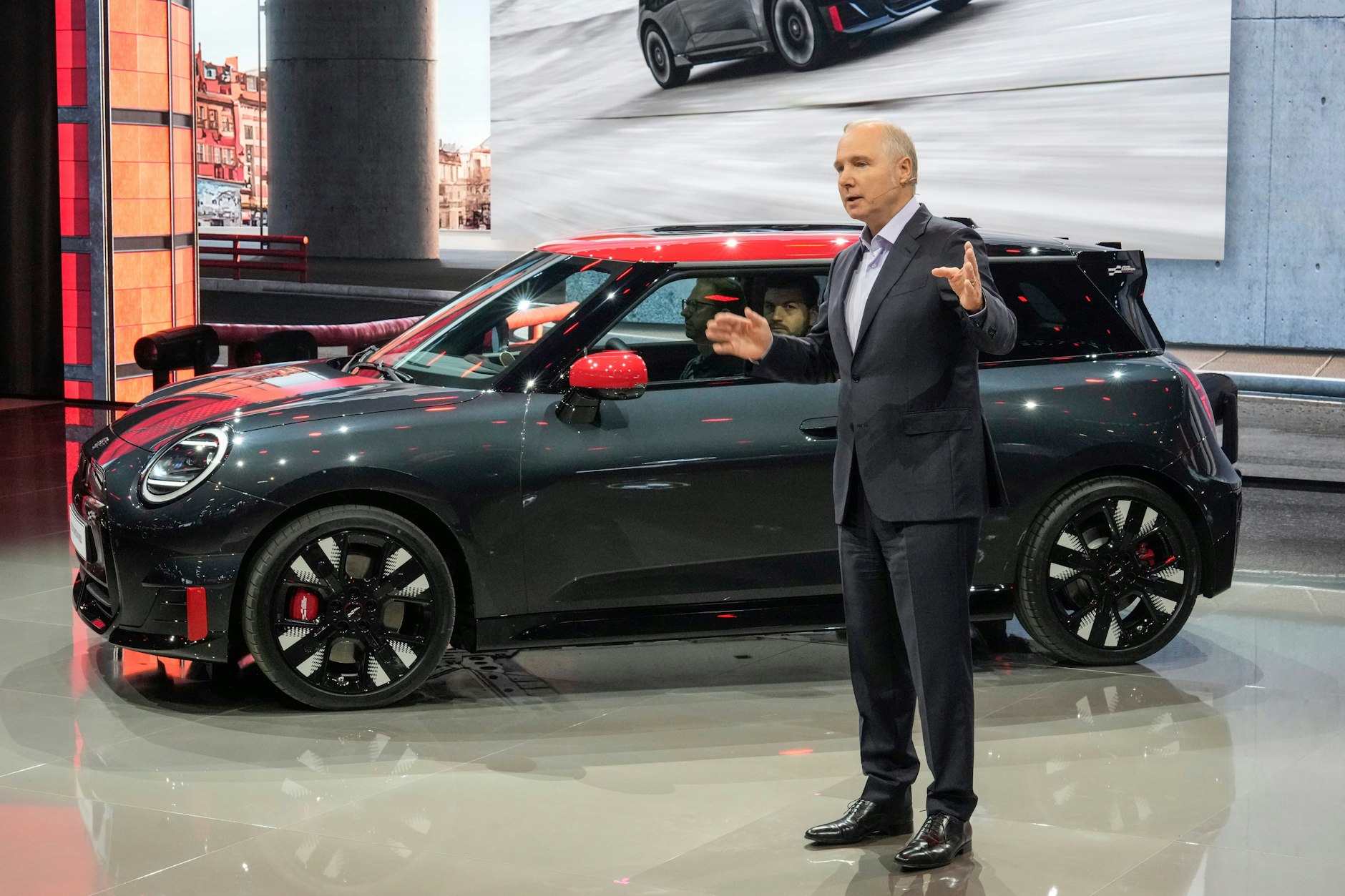 Jochen Goller, Mitglied des BMW AG -Vorstands, spricht im Pariser Automobil -Salon bei der Weltpremiere des ersten voll elektrischen Mini John Cooper.