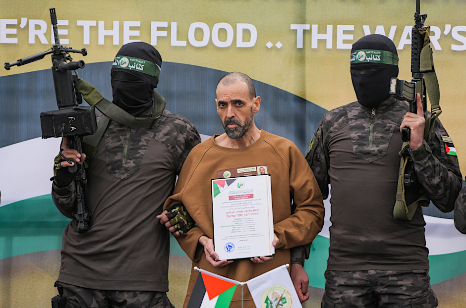 Eli Scharabi (Mitte), einer der israelischen Gefangenen, die die Hamas in Geiselhaft hielt und noch hält, bei seiner Freilassung am vergangenen Sonnabend.
