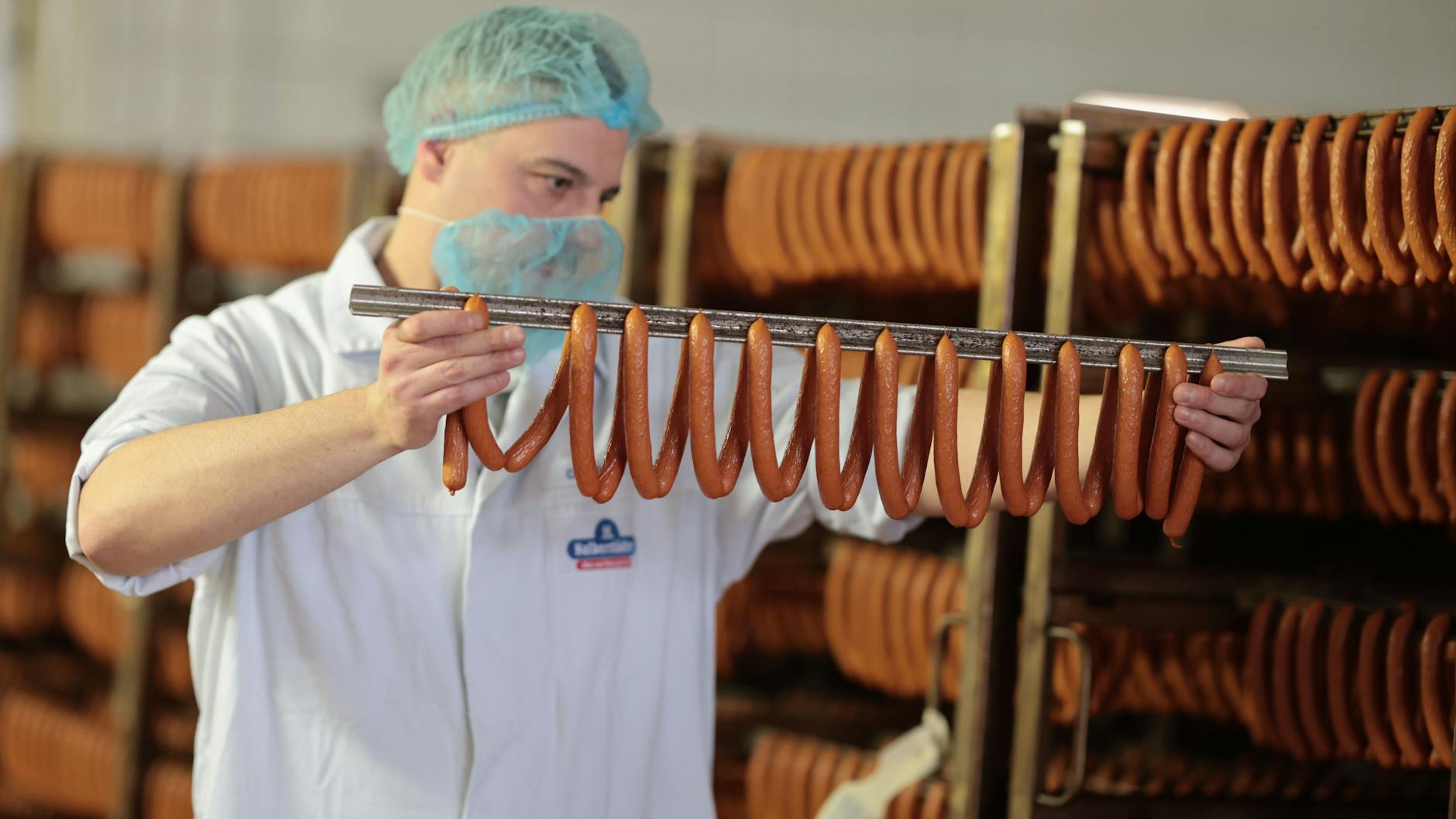 Blick in die Halberstädter-Produktion: Hier kommen die leckeren Kultwürstchen.