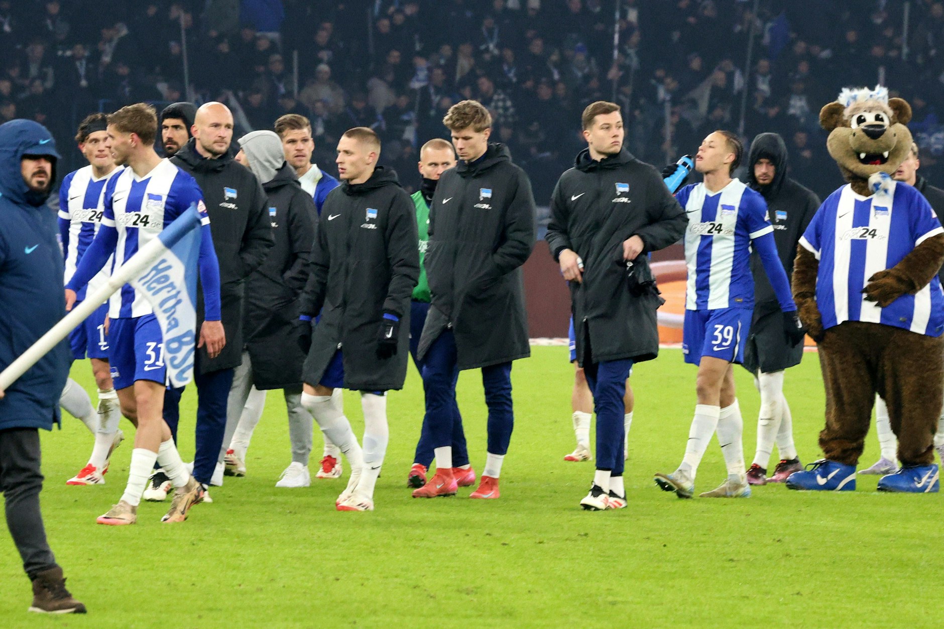 Man sieht es nach der Pleite gegen Kaiserslautern: Bei Hertha BSC ist die Stimmung im Keller und irgendwie die Luft raus.