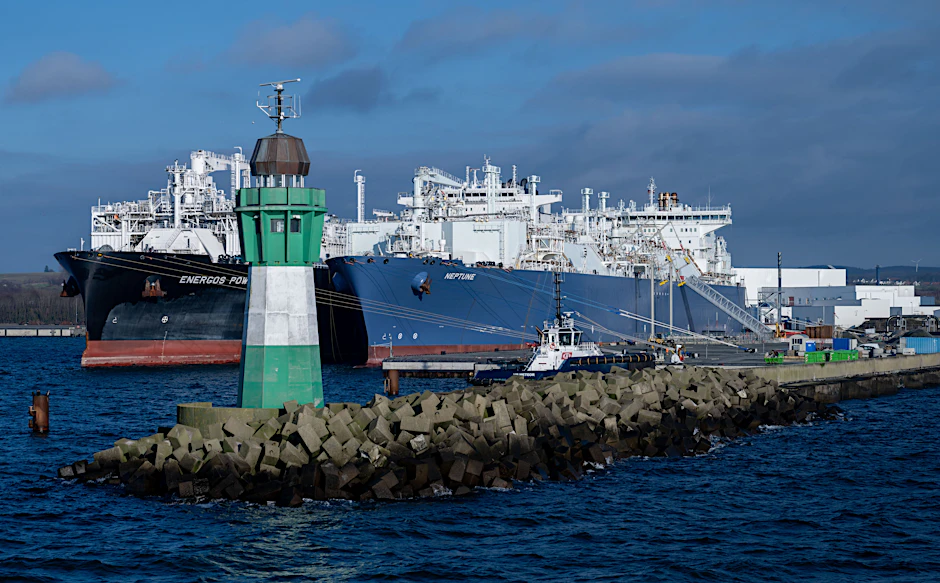 Die Regasifizierungsschiffe „Energos Power“&nbsp;(l.) und „Neptune“&nbsp;im Hafen Mukran.