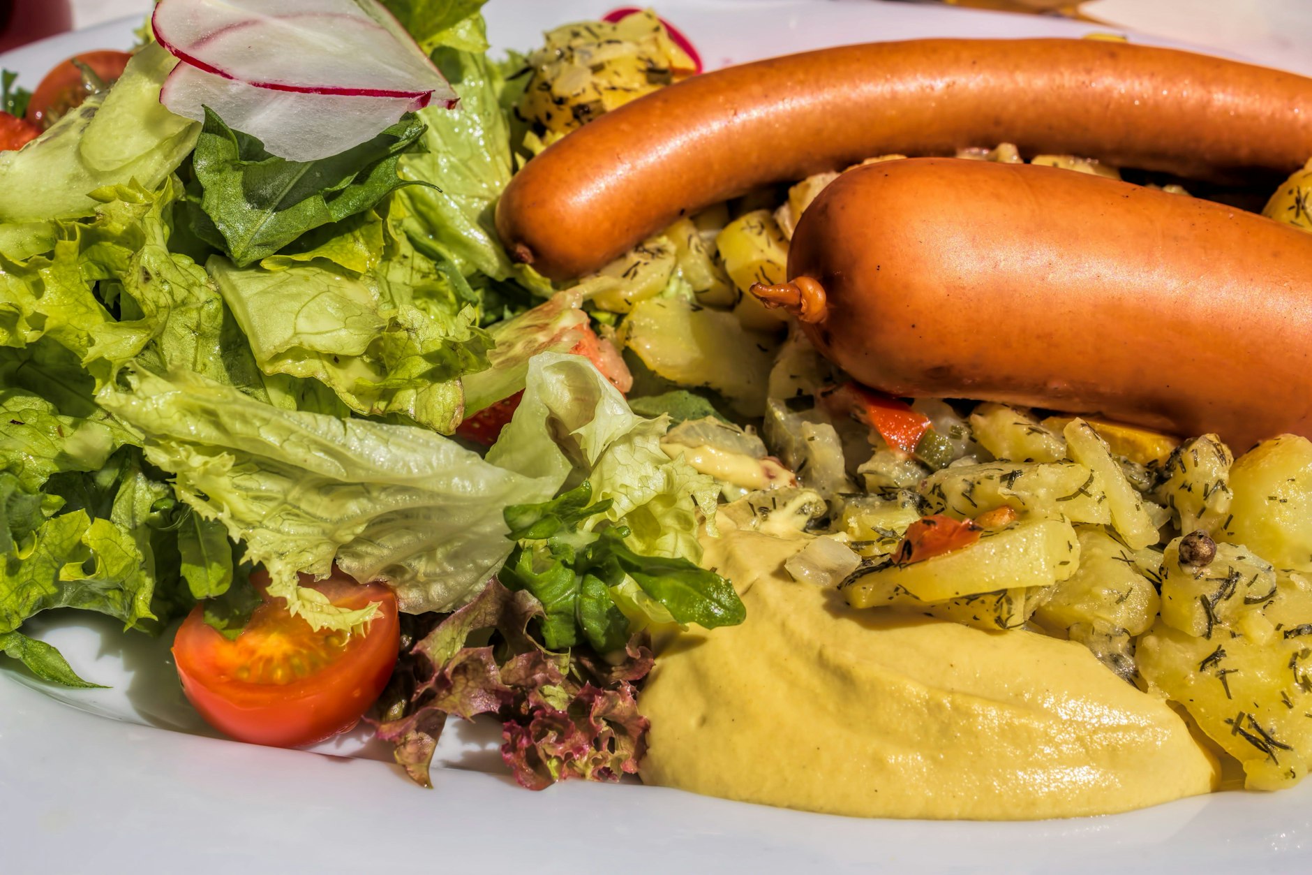 Mit Salat und gutem Senf aus dem Osten: So schmecken die Halberstädter Würstchen am besten, die Kult in der DDR waren.