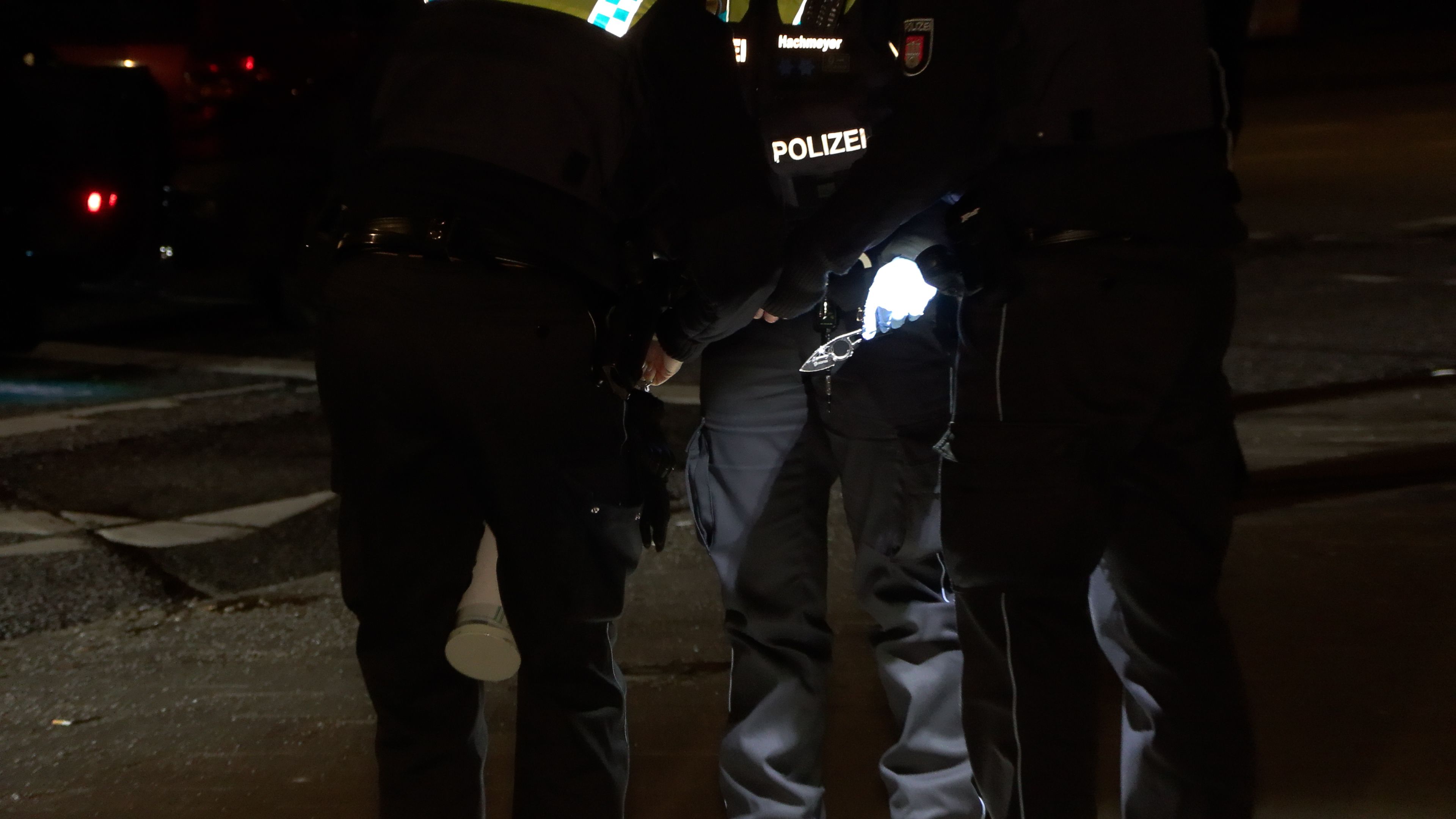 Nach Crash: Nackter Autofahrer steigt aus und sticht brutal zu