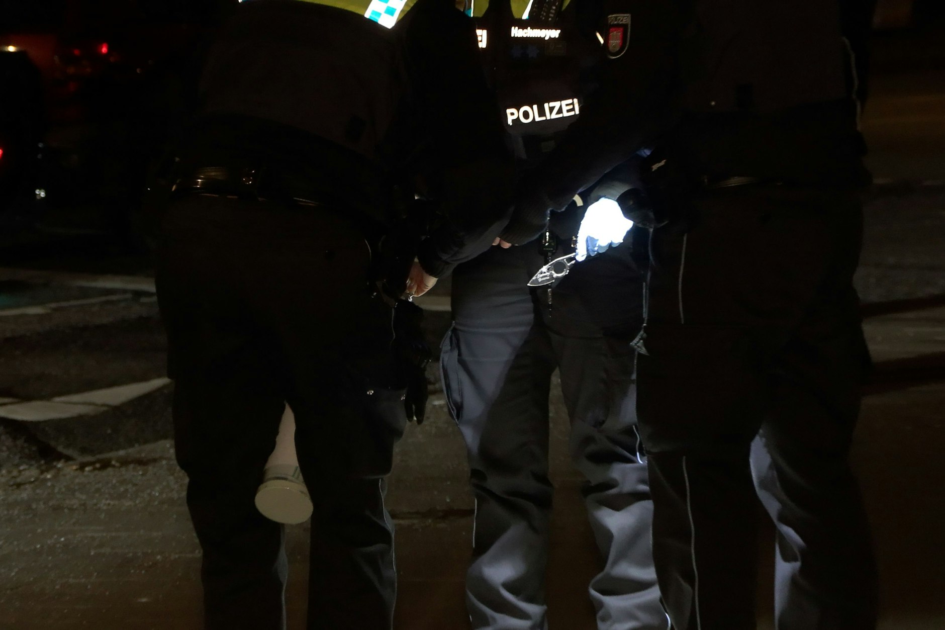 Ein Polizist hat am Unfallort in Hamburg Eidelstedt ein Messer sichergestellt.