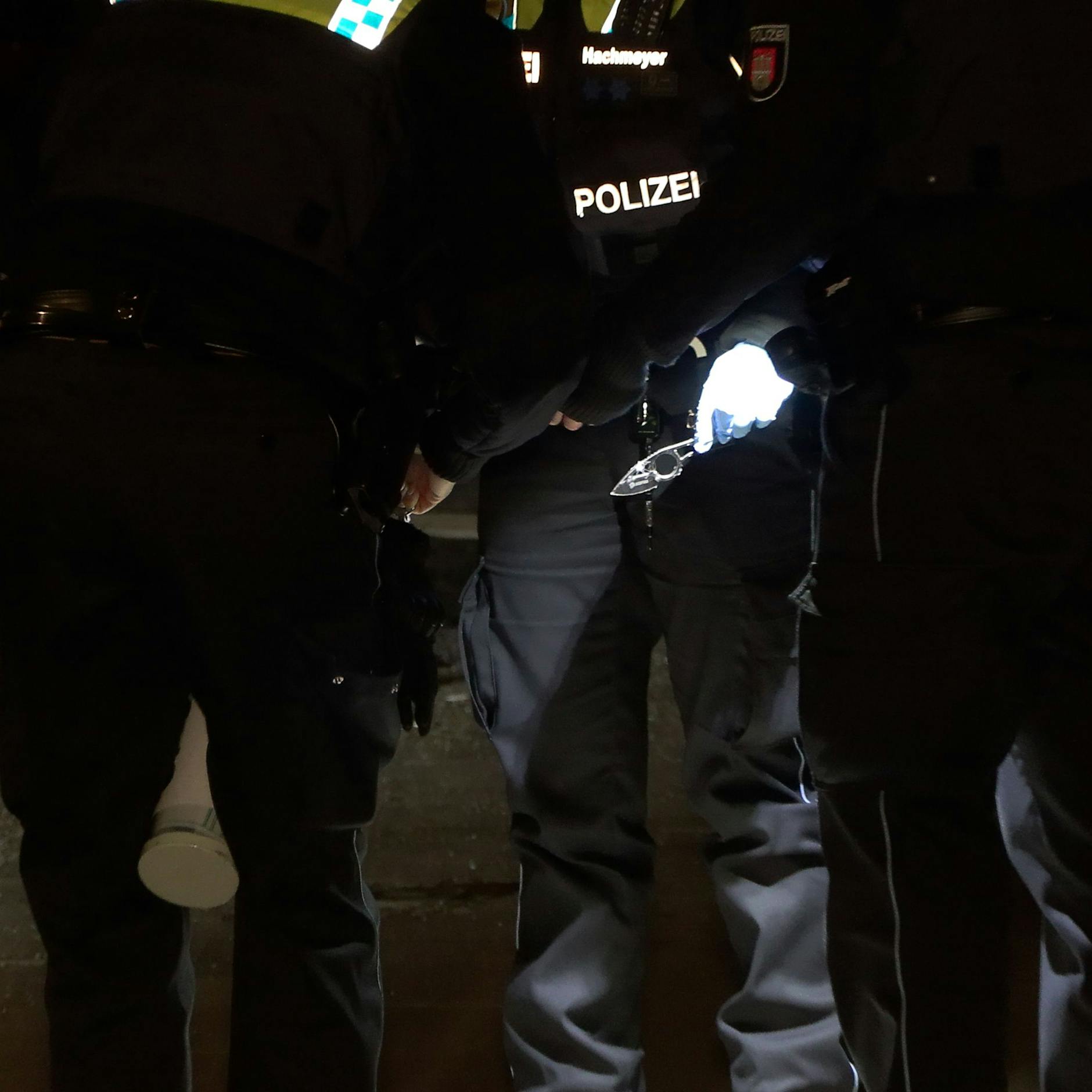 Nach Crash: Nackter Autofahrer steigt aus und sticht brutal zu