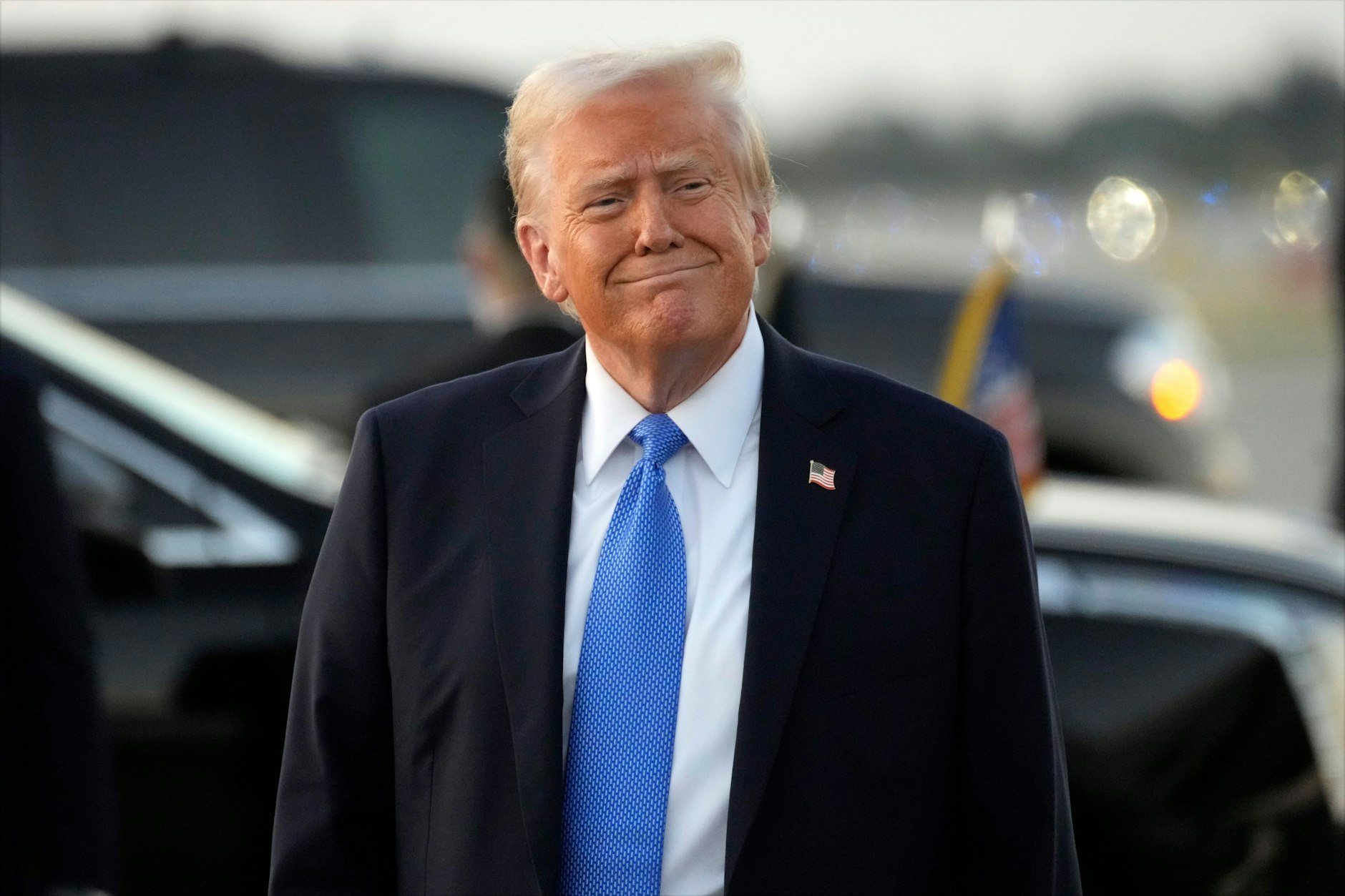 US-Präsident Donald Trump lächelt nach seiner Ankunft mit der Air Force One auf dem Palm Beach International Airport.