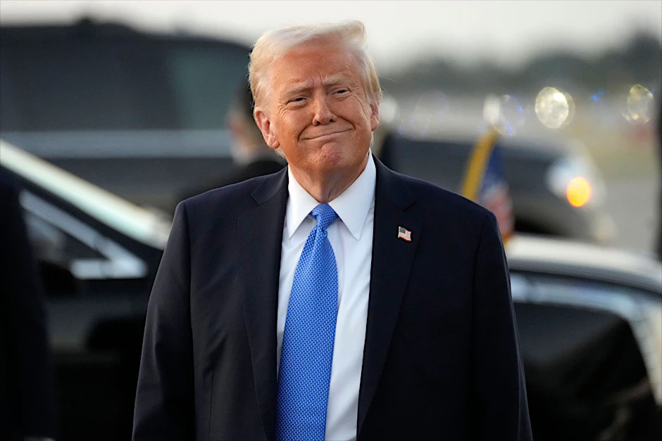 US-Präsident Donald Trump lächelt nach seiner Ankunft mit der Air Force One auf dem Palm Beach International Airport.