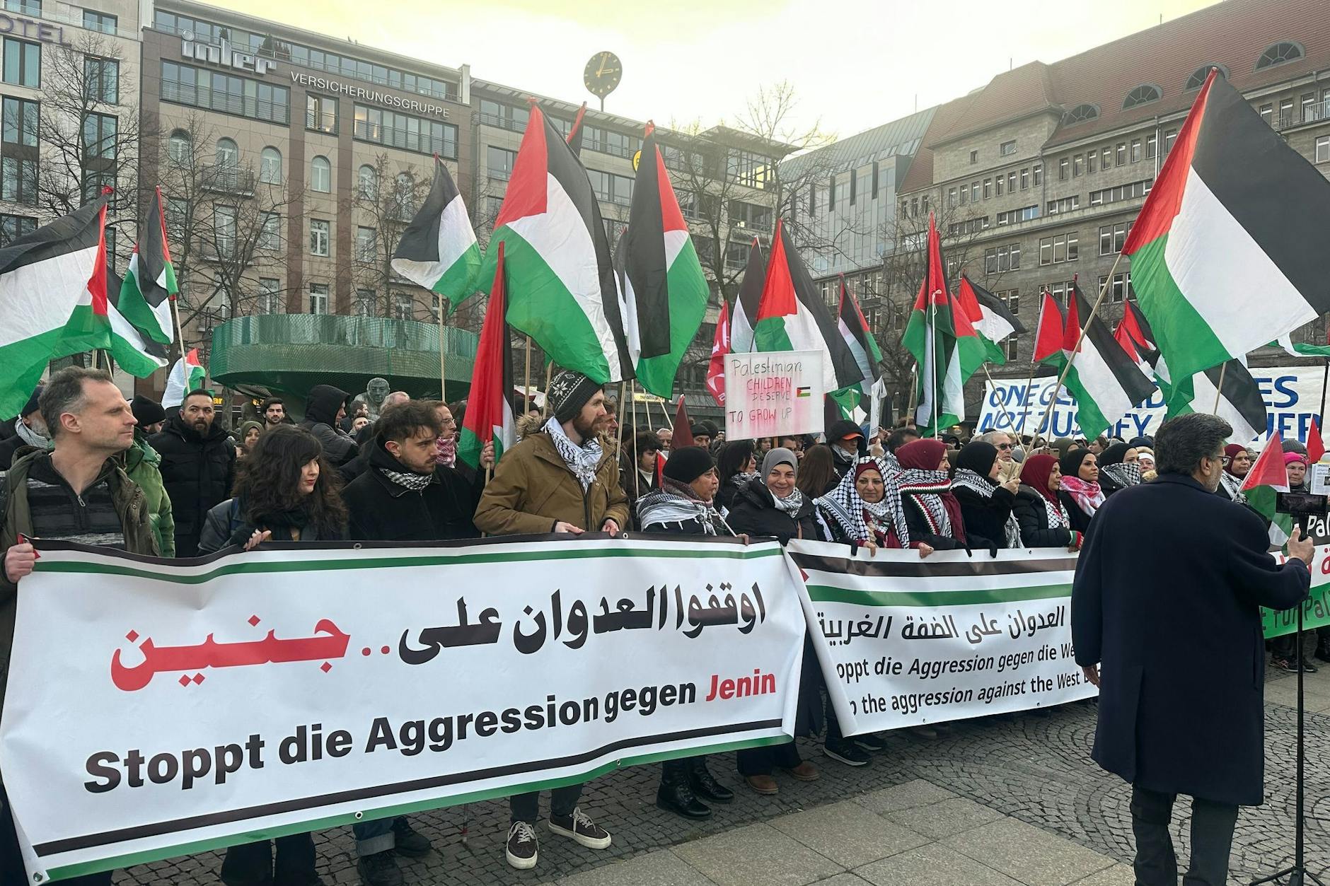 Teilnehmer einer propalästinensischen Demonstration am Wittenbergplatz