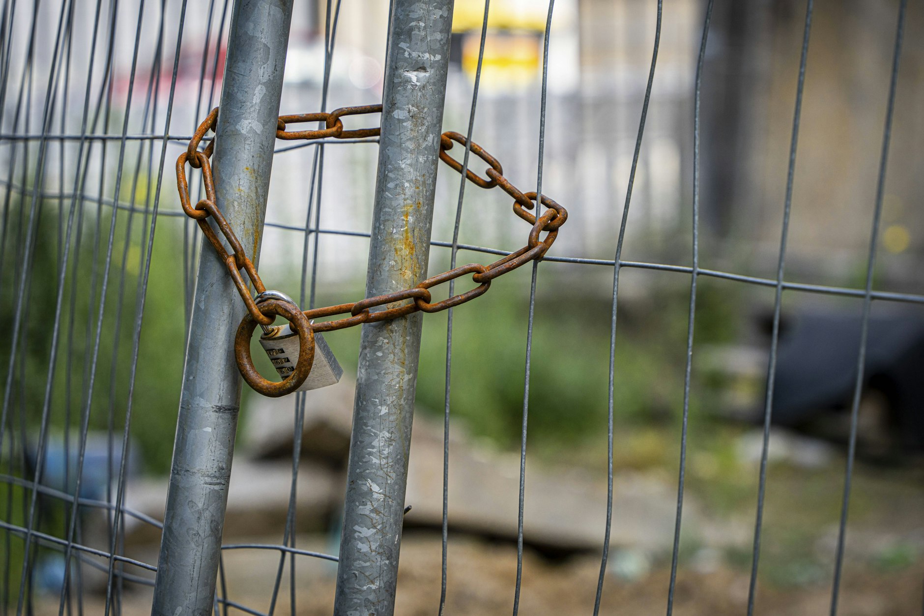 Seit zwei Jahren stehen um einen ehemaligen MediMax in Marzahn Bauzäune, ohne jegliche Fortschritte.