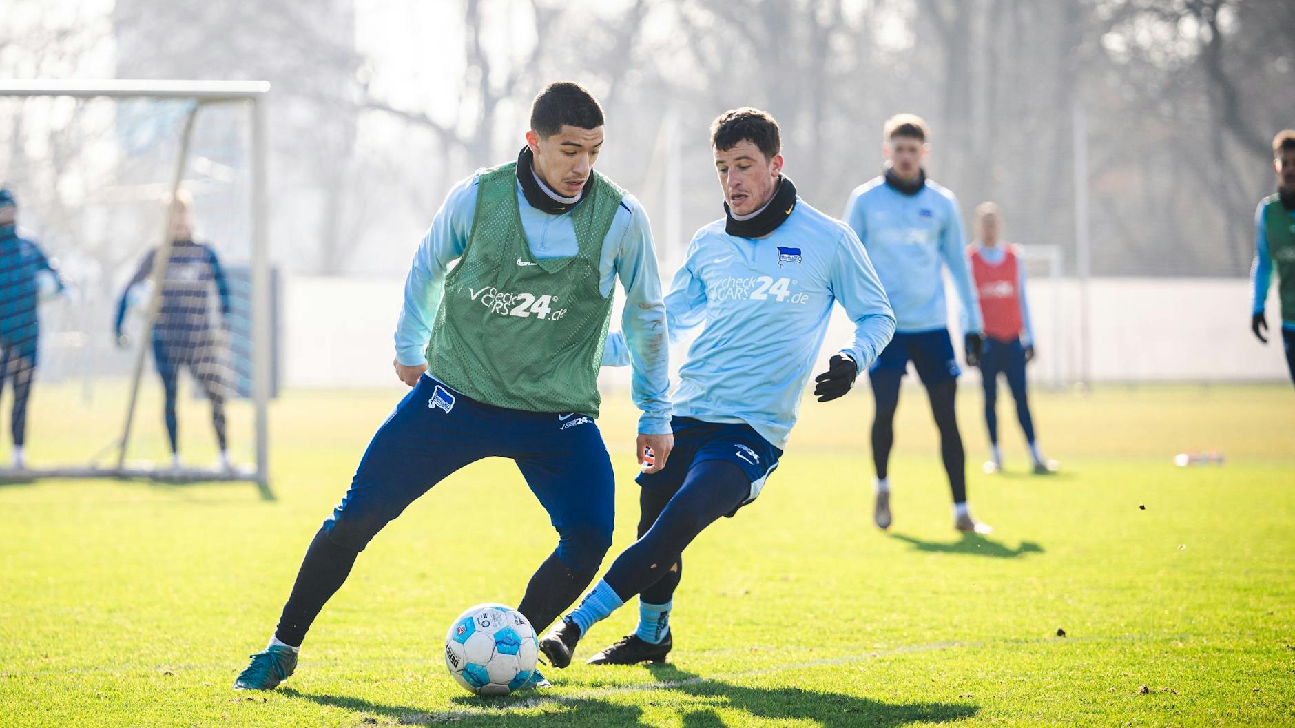 Mittelfeldchef Diego Demme (r.) ist zurück im Training, will Ibo Maza den Ball abjagen.