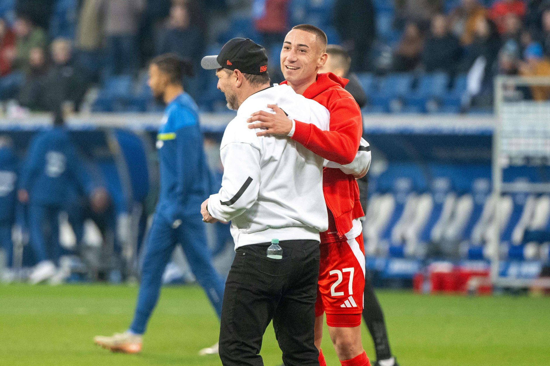 Gratulation von Trainer Steffen Baumgart: Marin Ljubicic (r.) hat sich nach dem Sieg bei der TSG 1899 Hoffenheim dessen Glückwunsch für sein Tor beim Debüt für den 1. FC Union Berlin abgeholt.